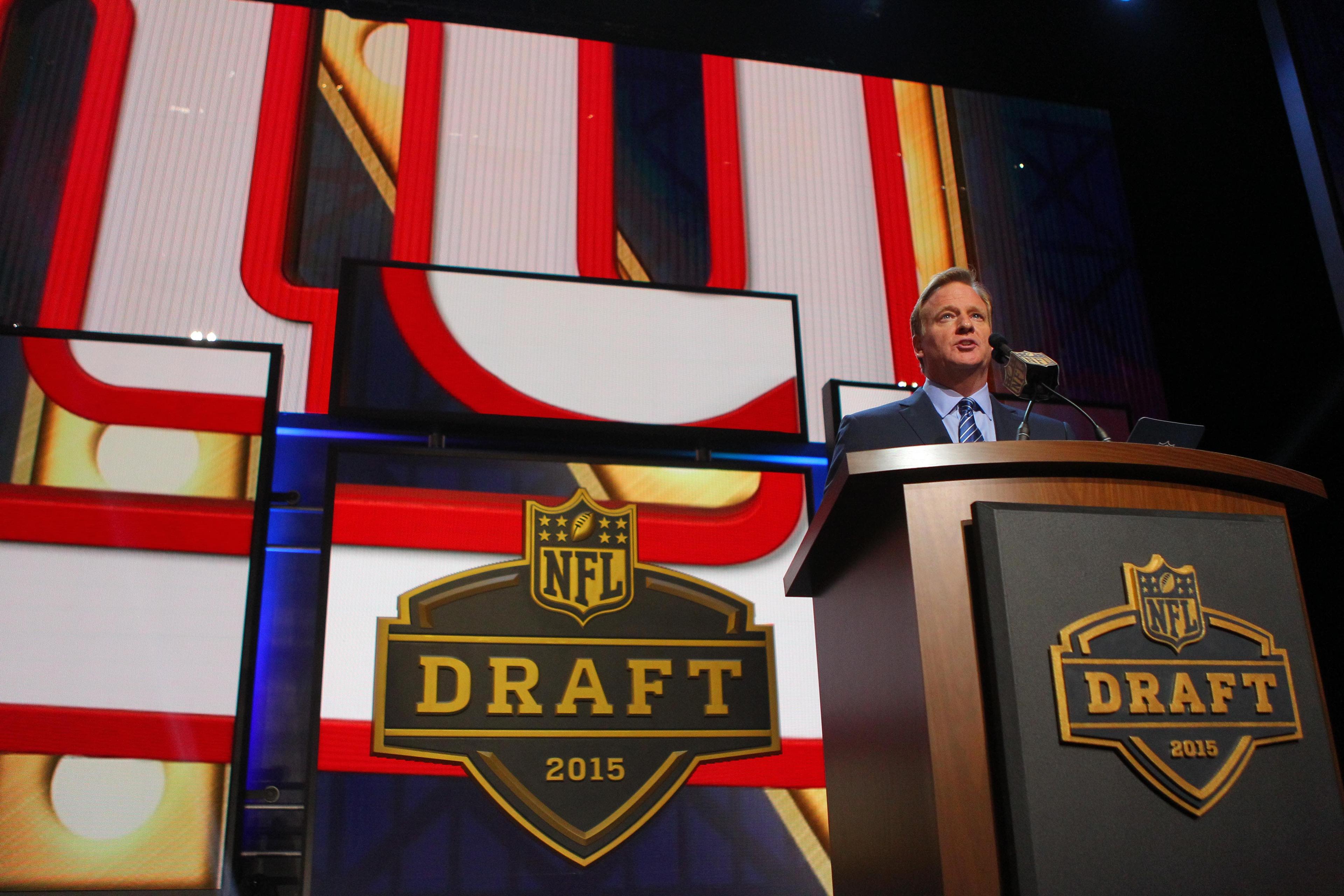 NFL commissioner Roger Goodell announces the number ninth overall pick to the New York Giants / Dennis Wierzbicki