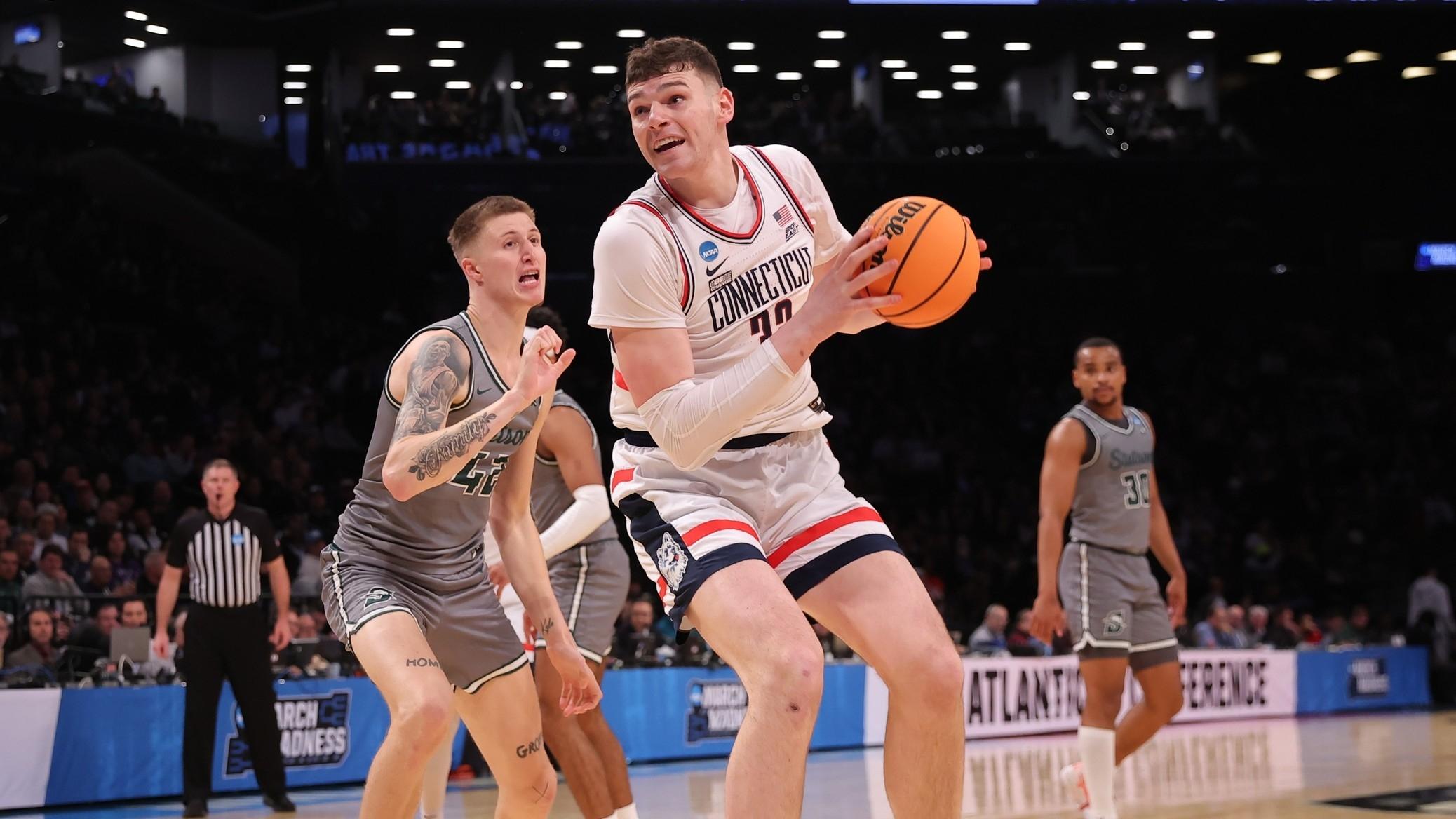 Connecticut Huskies center Donovan Clingan (32) in action against the Stetson Hatters in the first round of the 2024 NCAA Tournament at the Barclays Center / Brad Penner-USA TODAY Sports