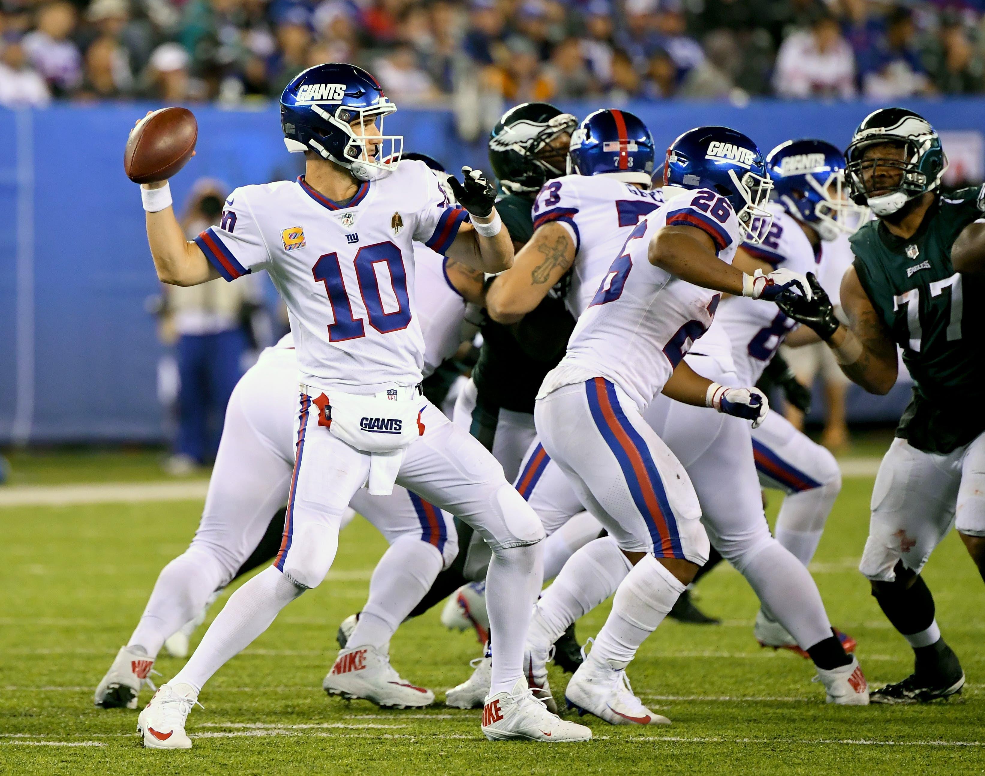 New York Giants quarterback Eli Manning throws in the third quarter against the Philadelphia Eagles at MetLife Stadium. / Robert Deutsch/USA TODAY Sports