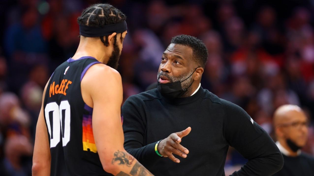 Phoenix Suns center JaVale McGee (00) talks with assistant coach Mark Bryant against the Indiana Pacers at Footprint Center.