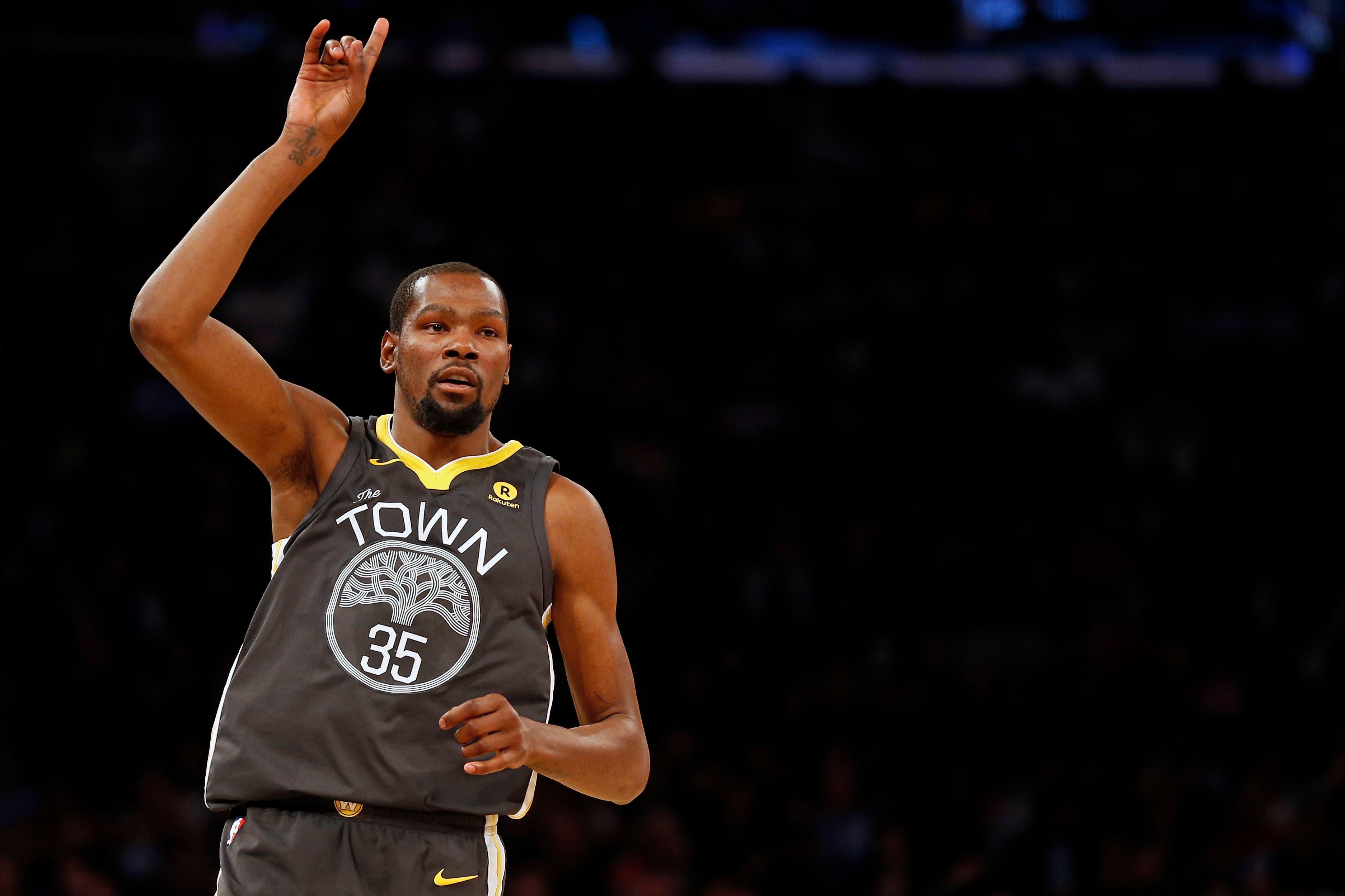 Golden State Warriors forward Kevin Durant reacts after making a basket against the New York Knicks during the first half at Madison Square Garden. / Adam Hunger/USA TODAY Sports