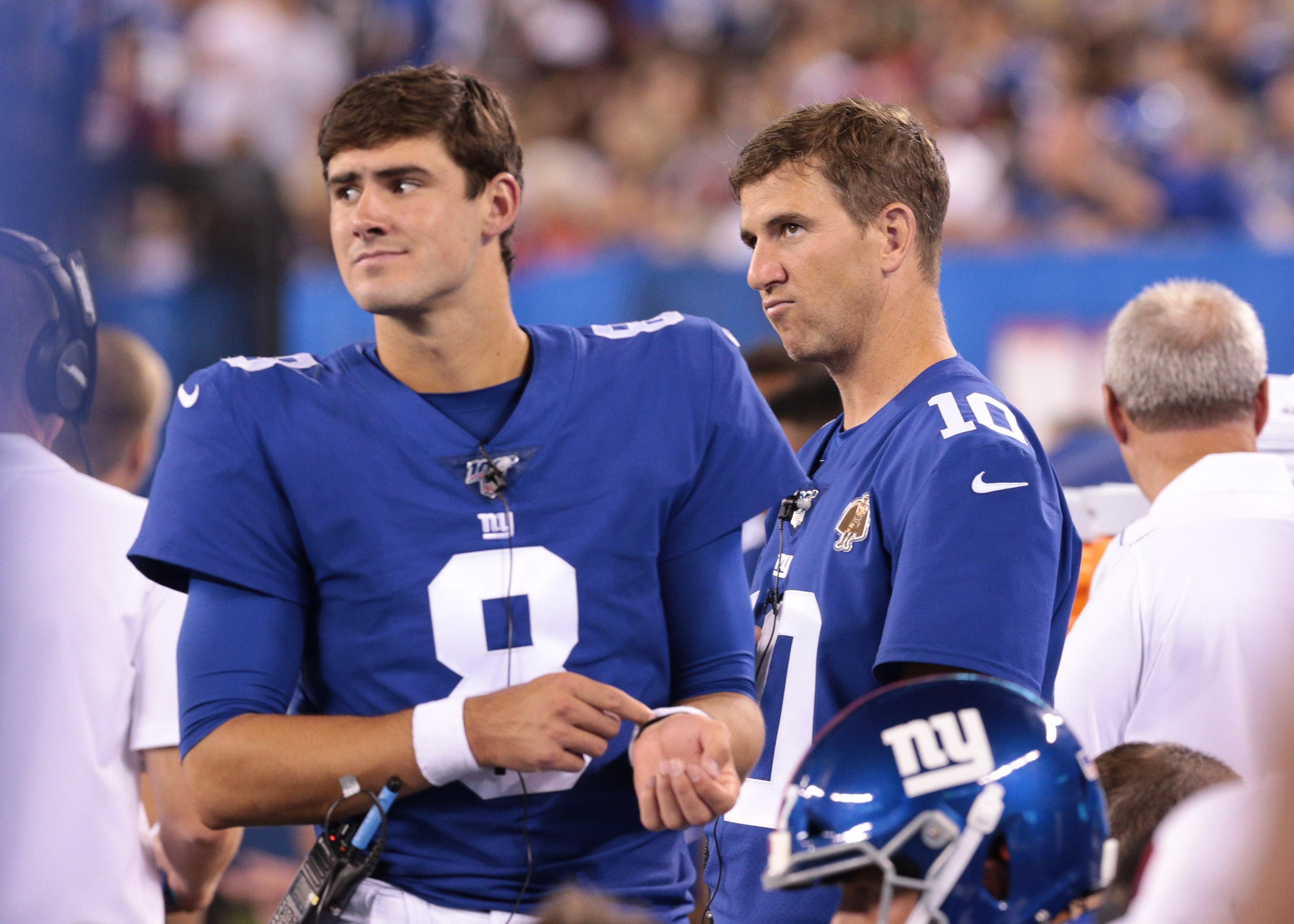 Giants quarterbacks Daniel Jones and Eli Manning / Vincent Carchietta