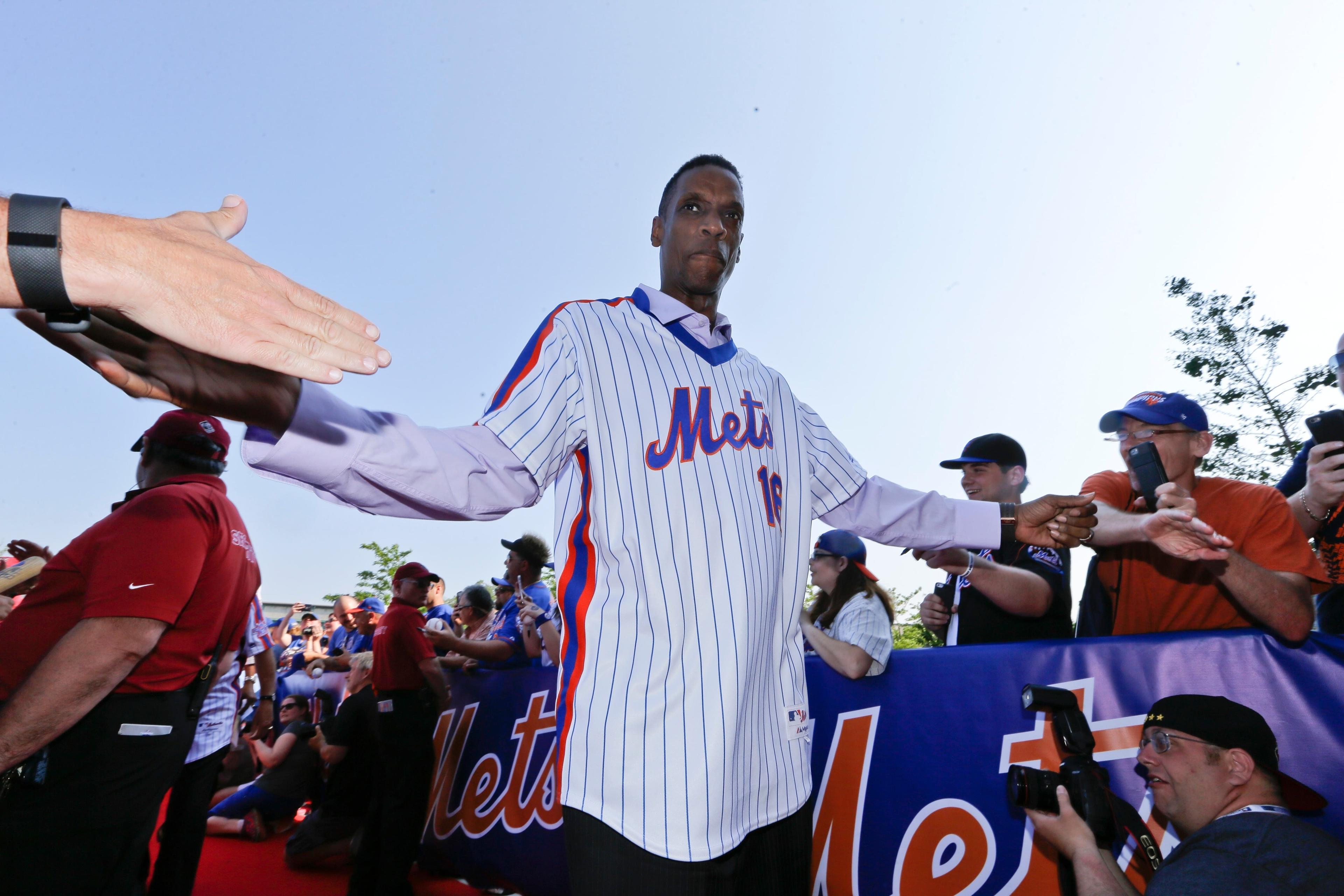 Former New York Mets player Dwight Gooden greets fans before a baseball game between the Los Angeles Dodgers and the New York Mets Saturday, May 28, 2016, in New York. (AP Photo/Frank Franklin II) / Frank Franklin II/AP