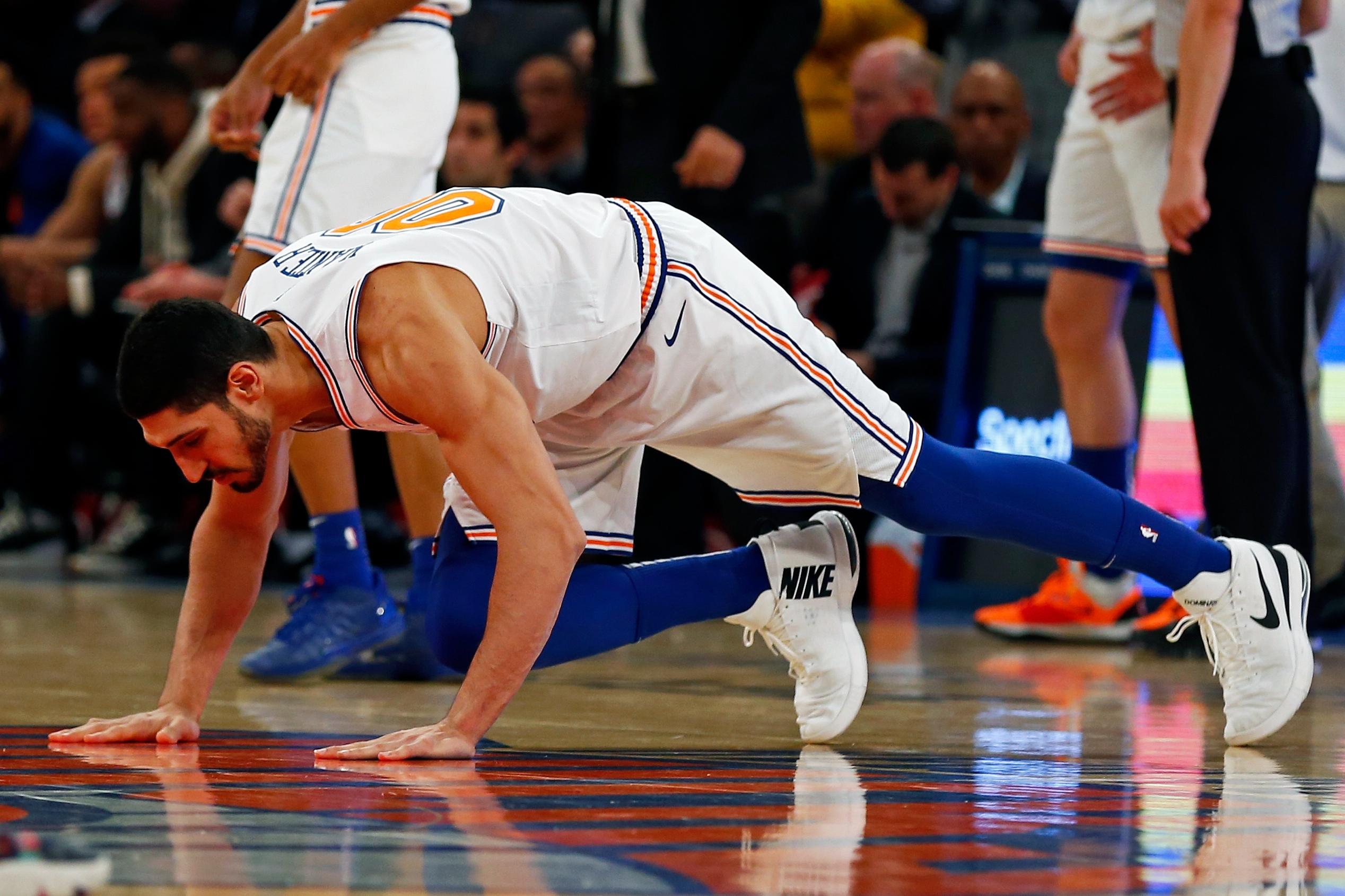 Knicks' Enes Kanter says logo kiss was to 'show the fans some love for one last time'