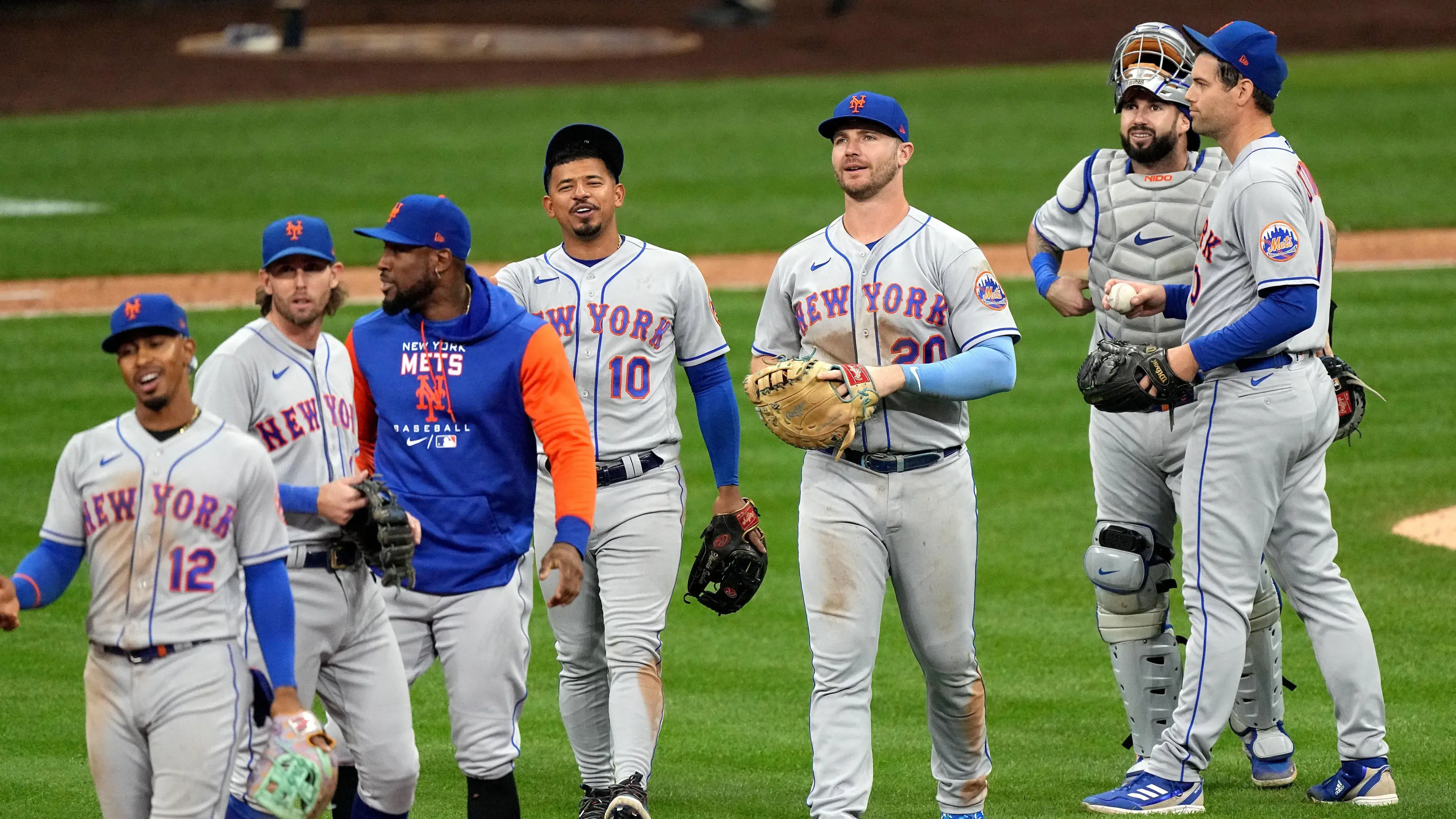 The New York Mets celebrate clinching a playoff berth after beating the Milwaukee Brewers 7-2. / MARK HOFFMAN/MILWAUKEE JOURNAL SENTINEL / USA TODAY NETWORK