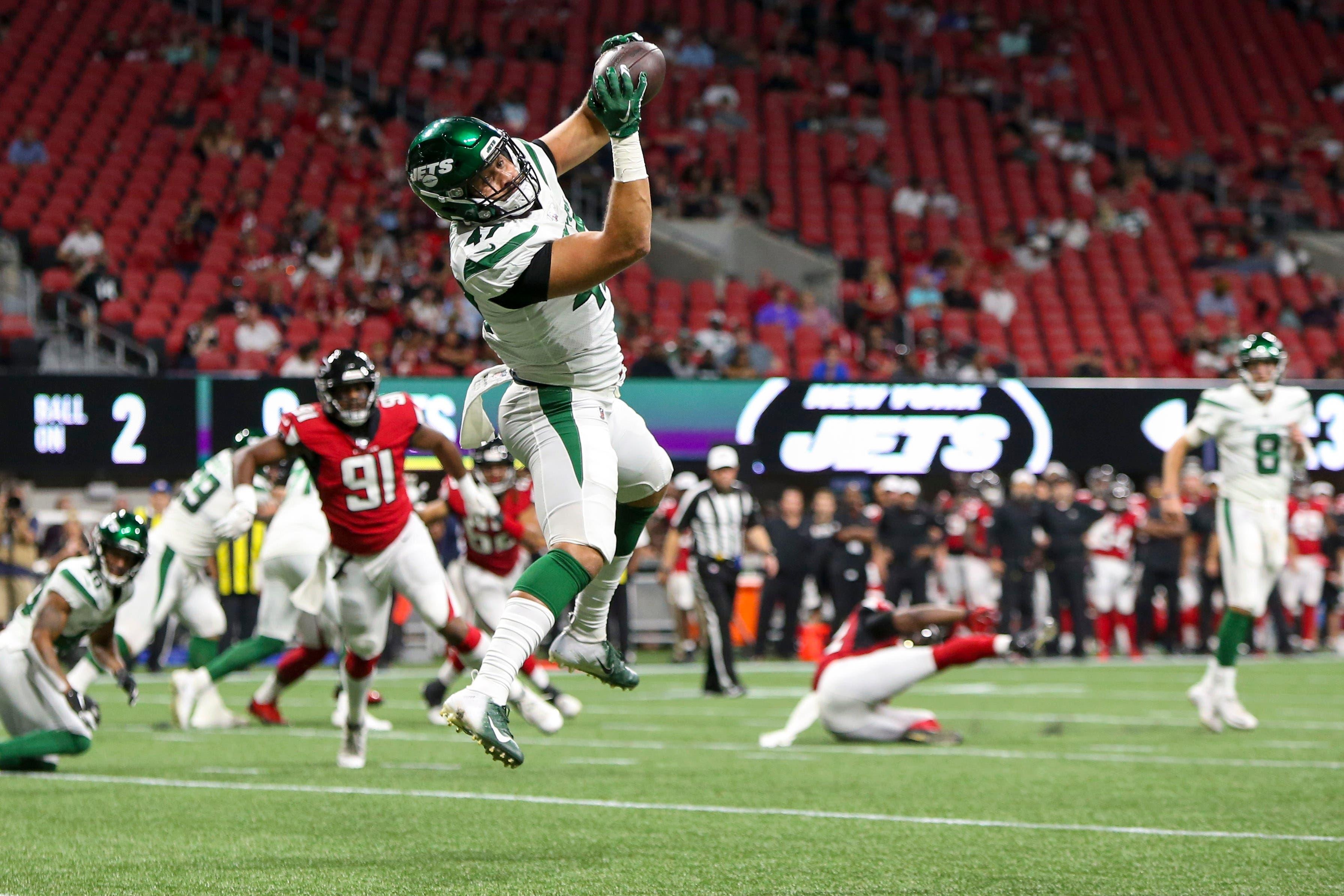 New York Jets tight end Trevon Wesco (47) catches a pass against the Atlanta Falcons in the second half at Mercedes-Benz Stadium. Mandatory Credit: Brett Davis-USA TODAY Sports / Brett Davis