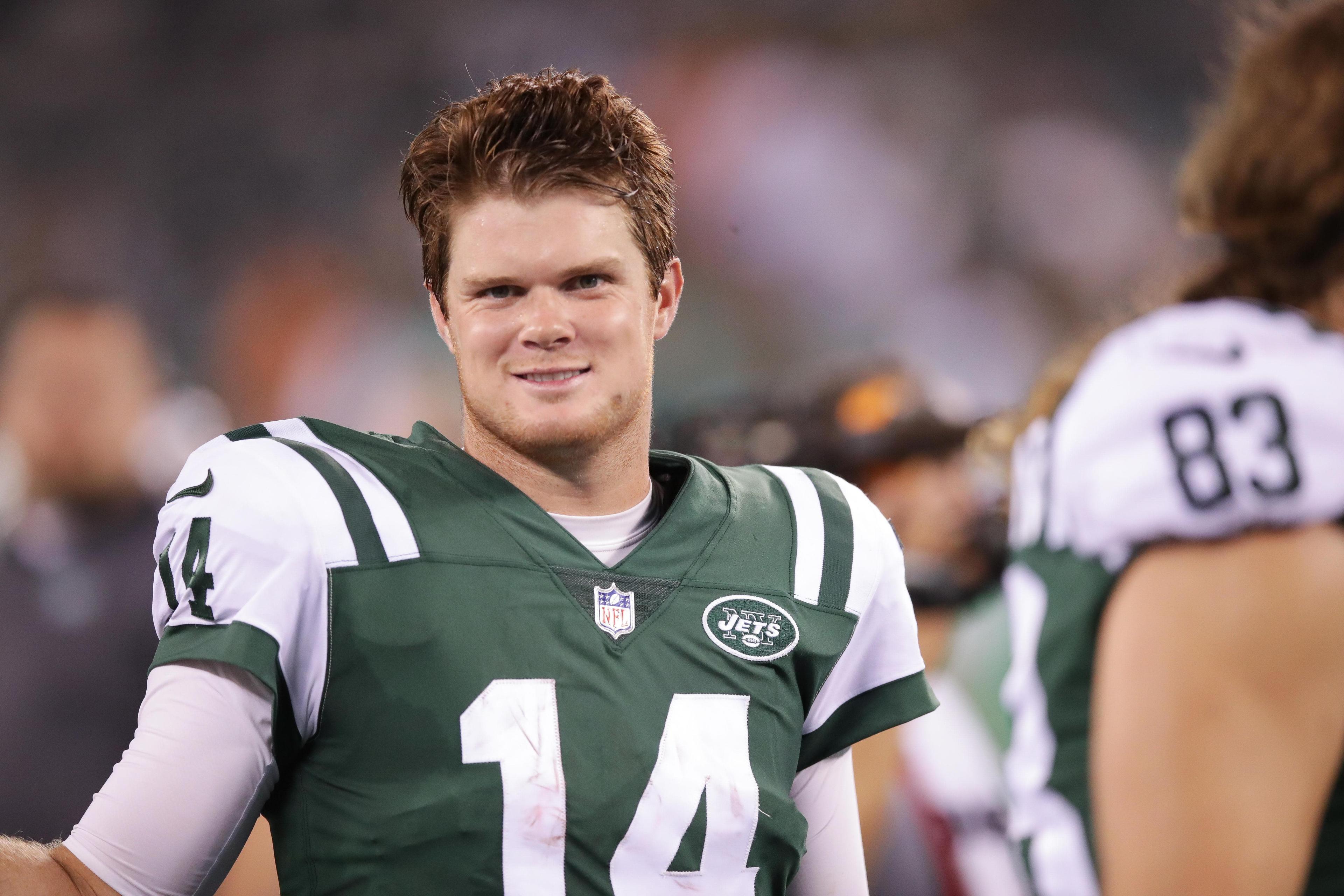 Aug 10, 2018; East Rutherford, NJ, USA; New York Jets quarterback Sam Darnold (14) looks on against the Atlanta Falcons at MetLife Stadium. Mandatory Credit: Vincent Carchietta-USA TODAY Sports / Vincent Carchietta