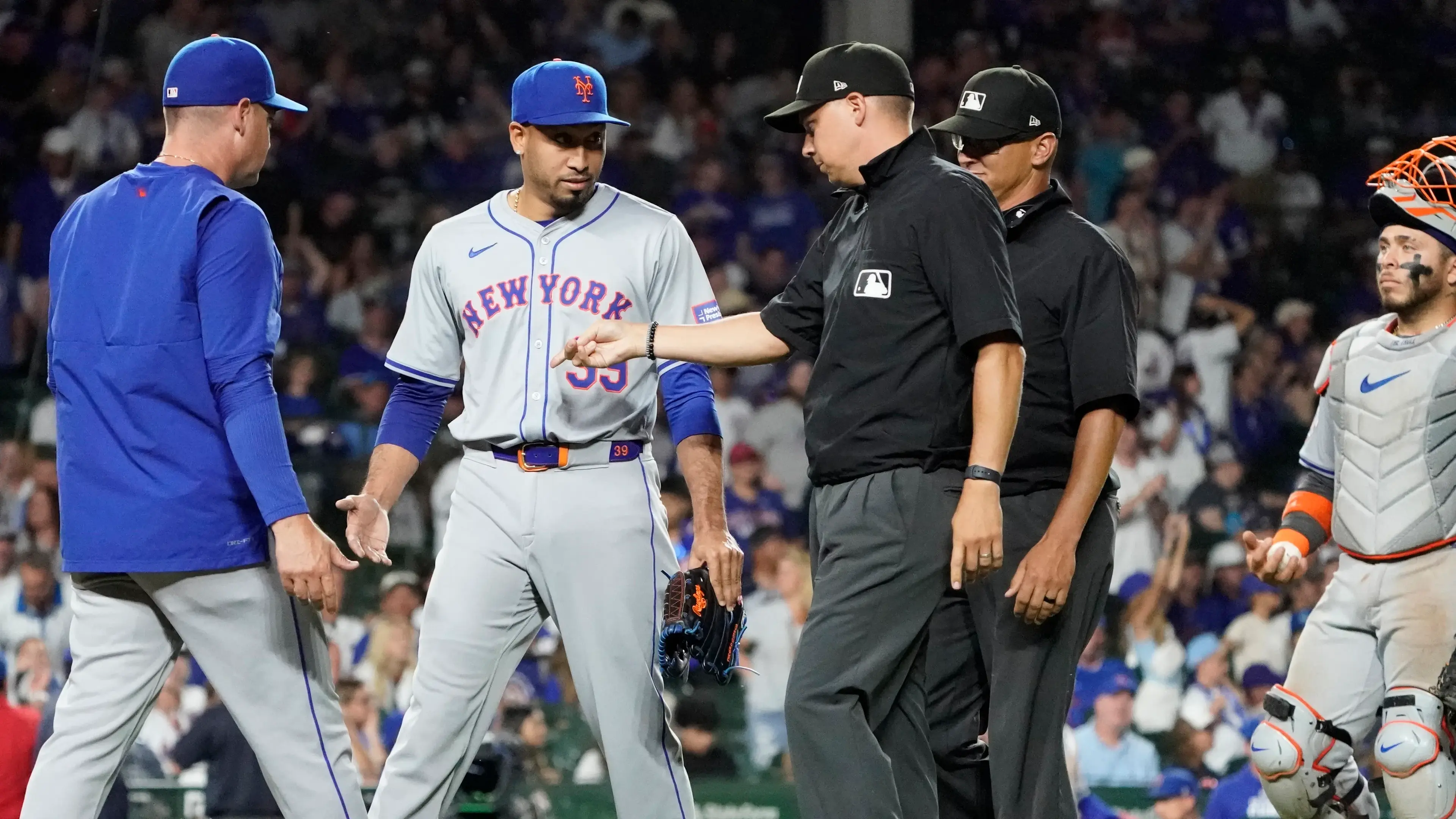 New York Mets pitcher Edwin Díaz (39) is ejected during the ninth inning against the Chicago Cubs at Wrigley Field. / David Banks - USA TODAY Sports