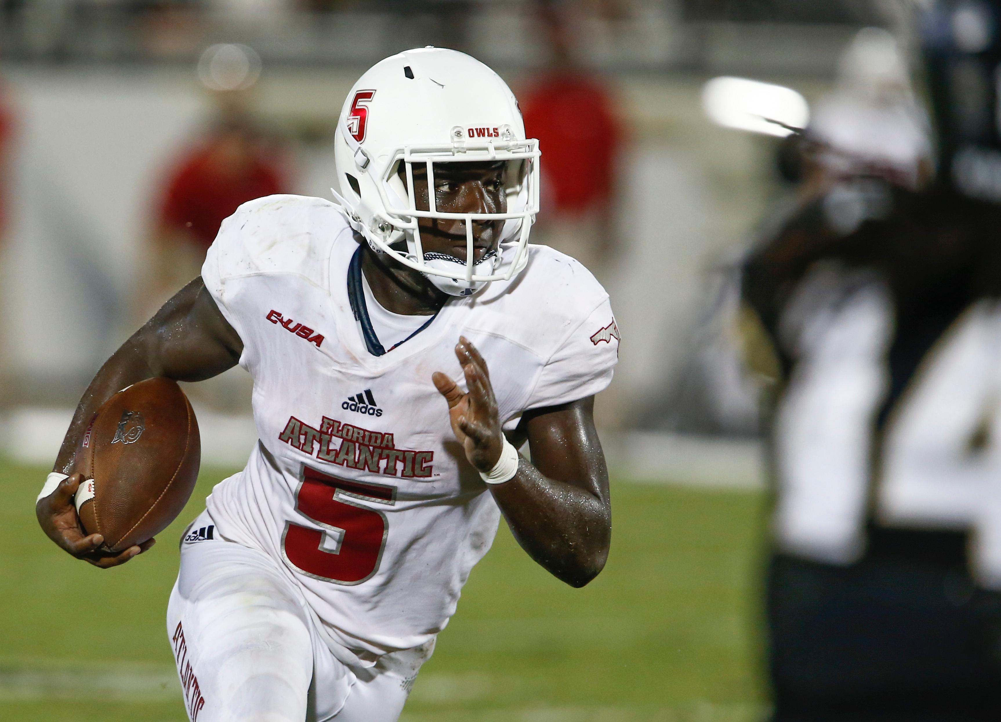 Florida Atlantic Owls running back Devin Singletary runs for a first down during the second quarter against the UCF Knights at Spectrum Stadium.