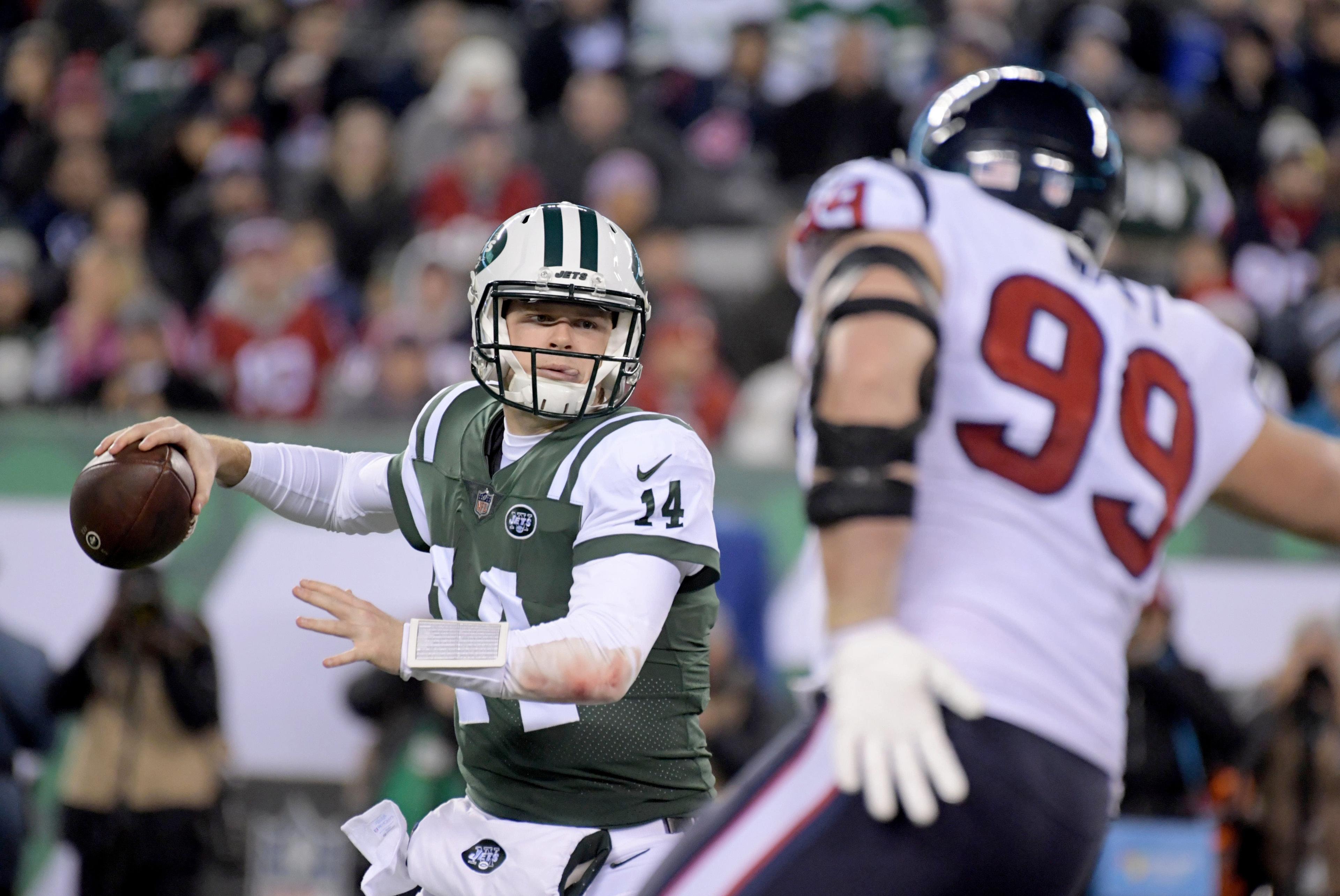 New York Jets quarterback Sam Darnold is pressured by Houston Texans defensive end J.J. Watt during the first half at MetLife Stadium. / Kirby Lee/USA TODAY Sports