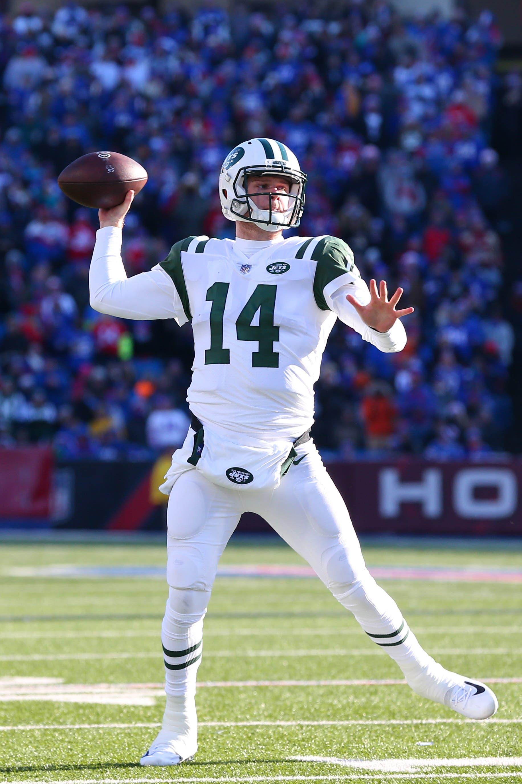 New York Jets quarterback Sam Darnold passes the ball against the Buffalo Bills during the second quarter at New Era Field. / Rich Barnes/USA TODAY Sports