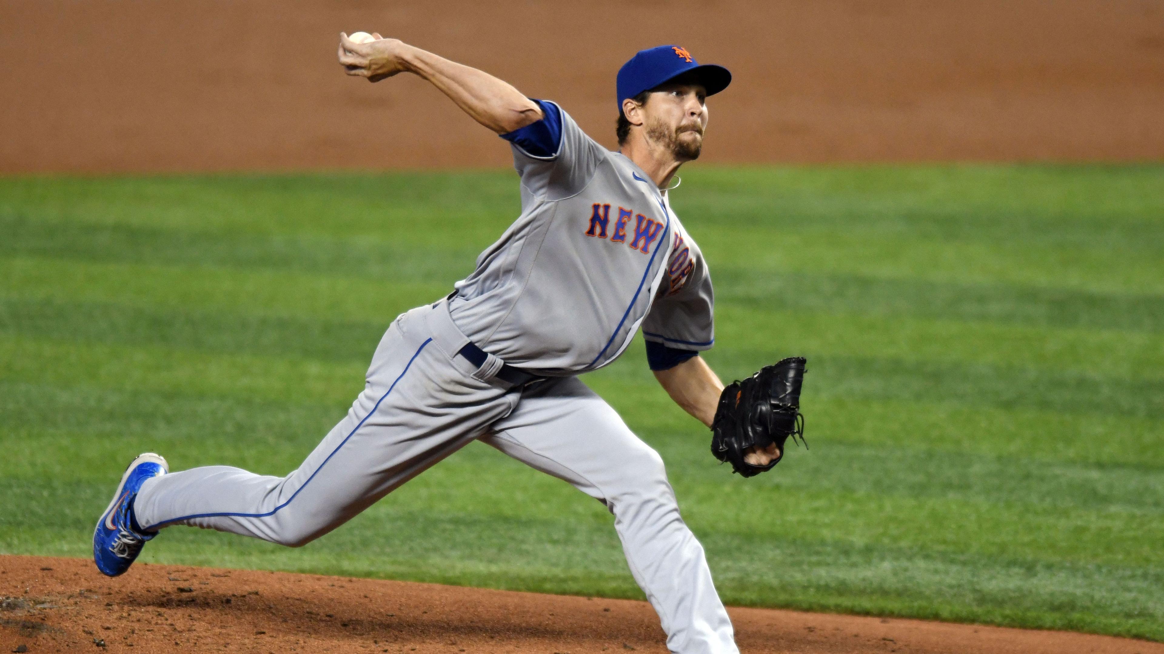 New York Mets starting pitcher Jacob deGrom (48) pitches against the Miami Marlins in the second inning at Marlins Park. / Jim Rassol-USA TODAY Sports