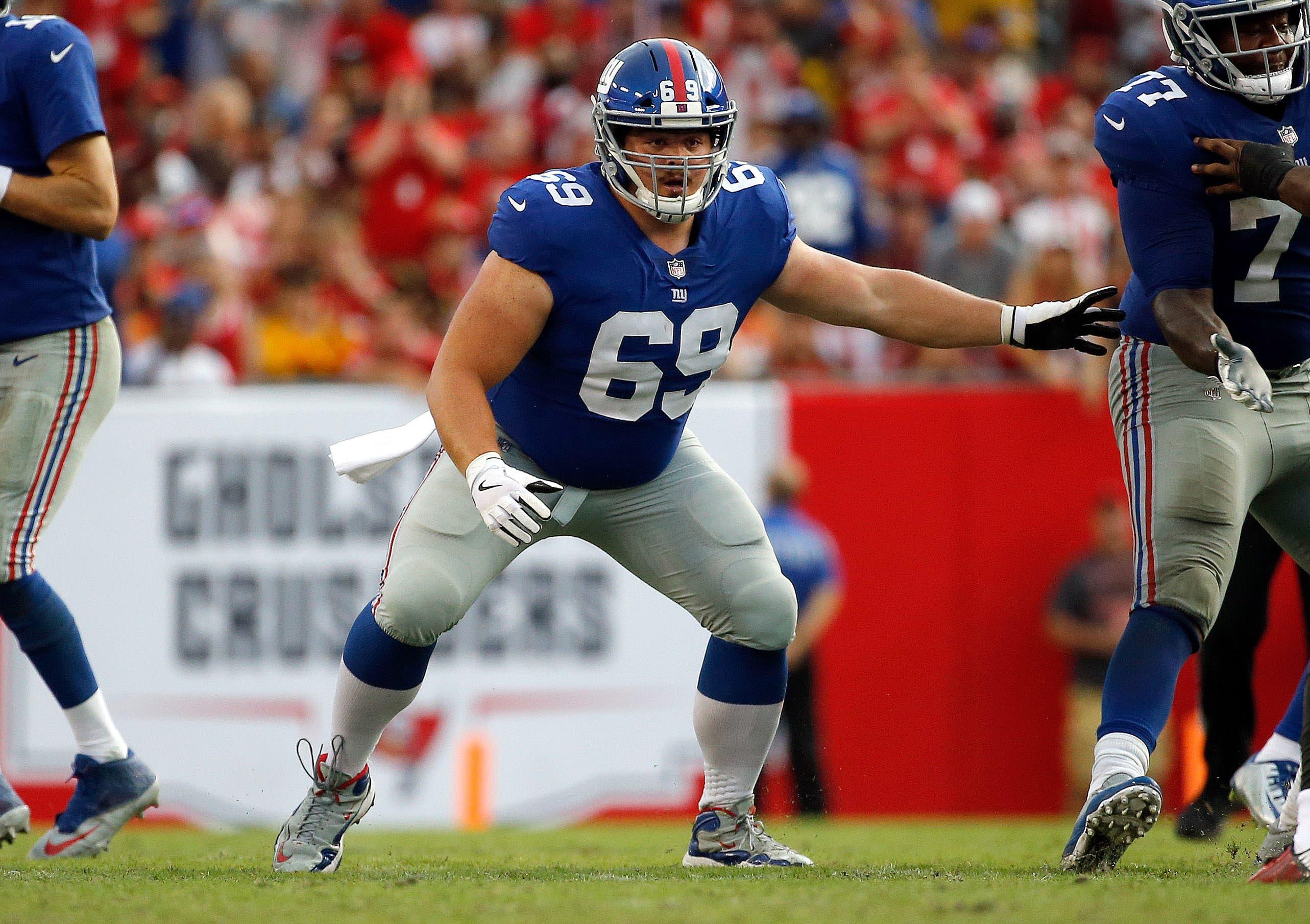 New York Giants offensive guard Brett Jones blocks against the Tampa Bay Buccaneers during the second half at Raymond James Stadium. / Kim Klement/USA TODAY Sports