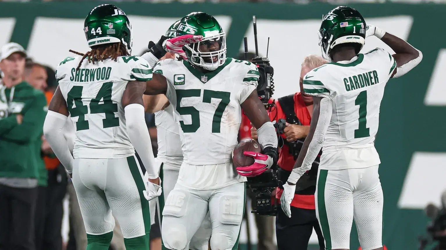 New York Jets linebacker C.J. Mosley (57) reacts after an interception during the first half against the Kansas City Chiefs at MetLife Stadium. / Vincent Carchietta-USA TODAY Sports