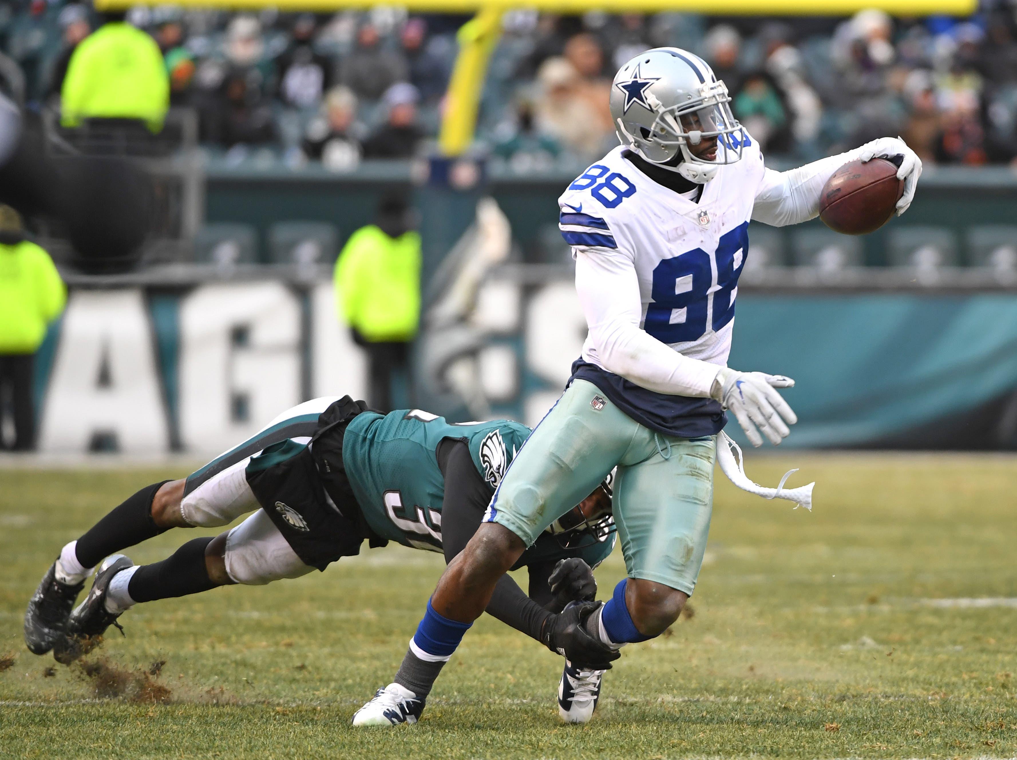 Dec 31, 2017; Philadelphia, PA, USA; Dallas Cowboys wide receiver Dez Bryant (88) moves past Philadelphia Eagles cornerback Rasul Douglas (32) during the fourth quarter at Lincoln Financial Field. Mandatory Credit: Eric Hartline-USA TODAY Sports / Eric Hartline