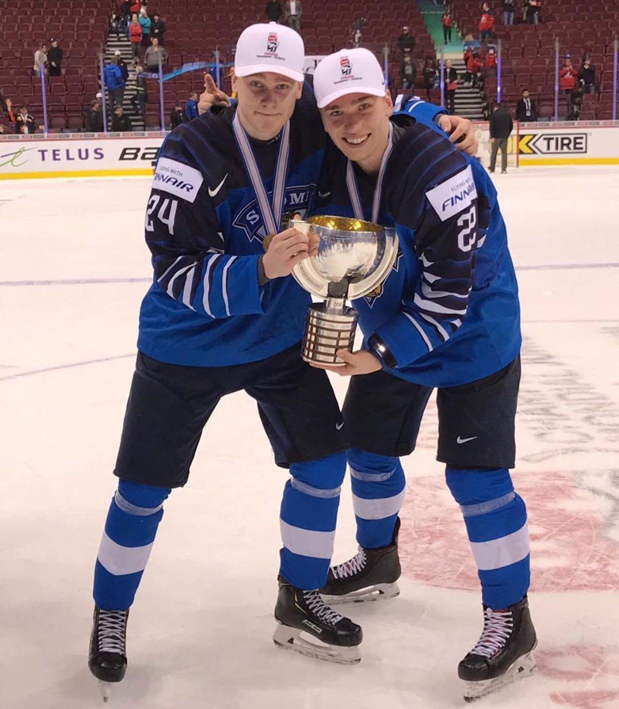 Finnish prospect Kaapo Kakko (left) posing with teammate Santeri Virtanen after winning the 2019 IIHF World Junior Championship.