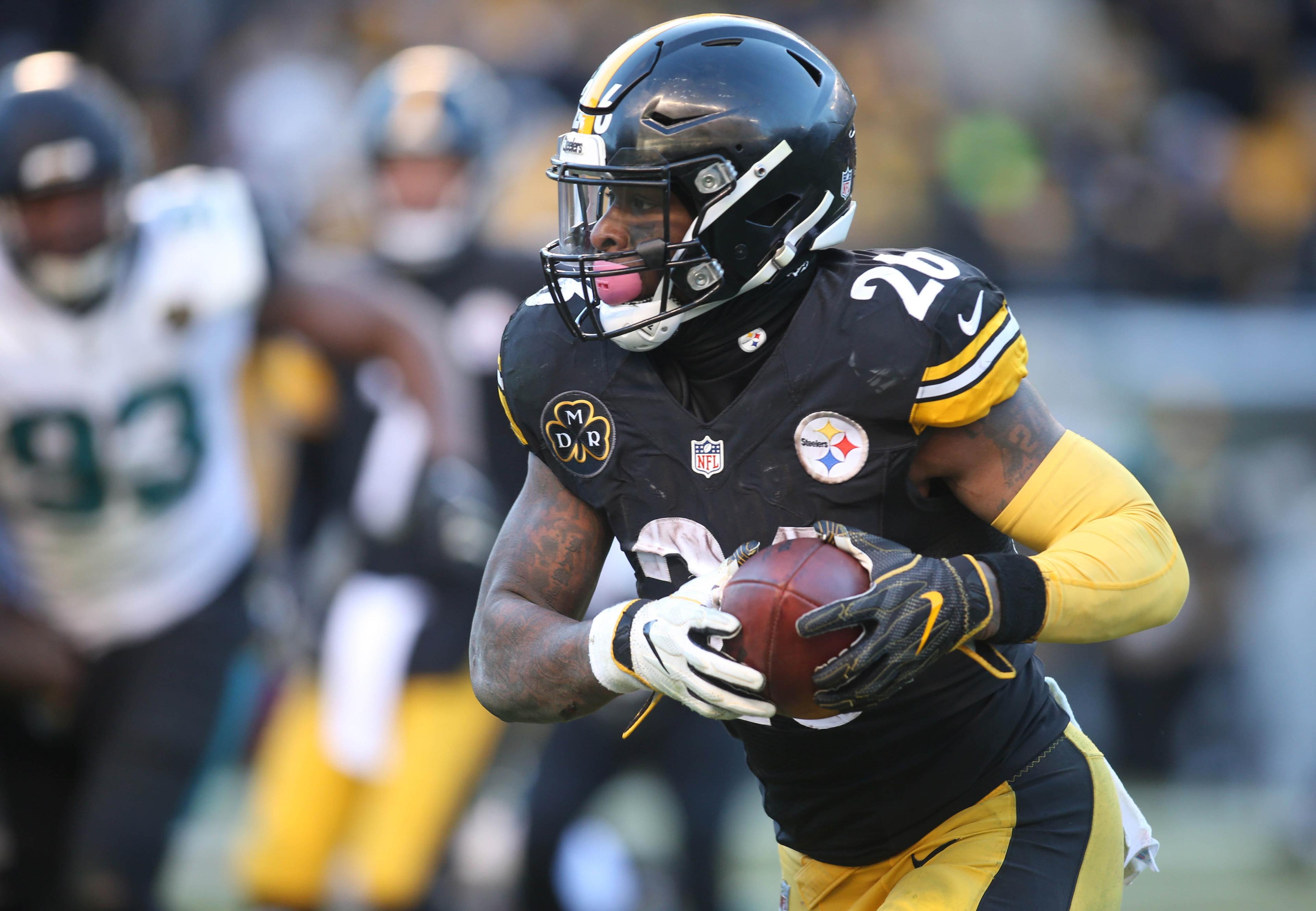 Le'Veon Bell (26) Mandatory Credit: Charles LeClaire-USA TODAY Sports / Charles LeClaire