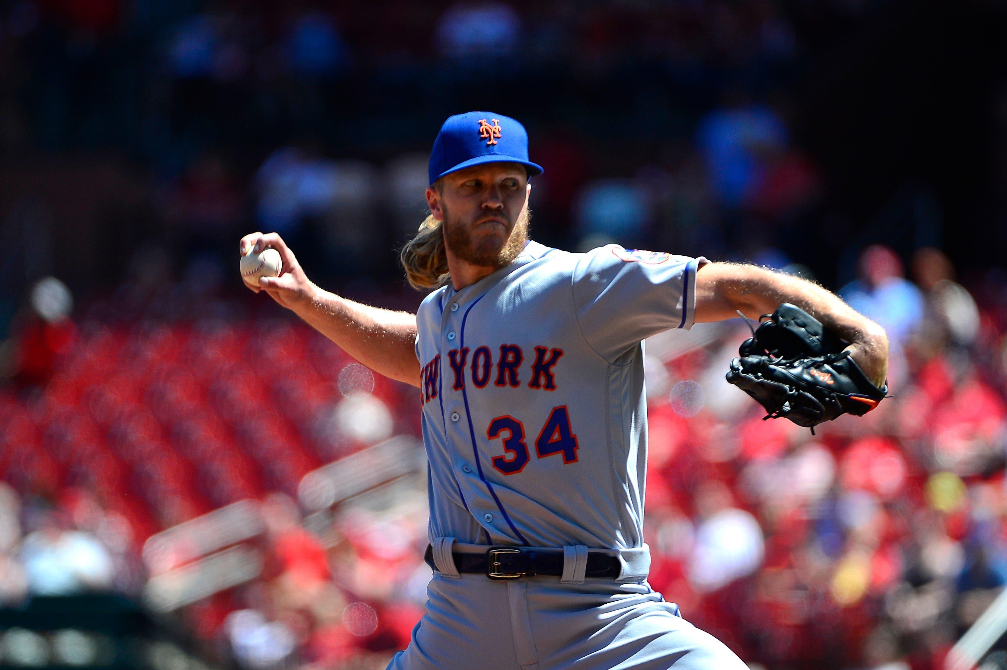 New York Mets starting pitcher Noah Syndergaard pitches during the first inning against the St. Louis Cardinals at Busch Stadium. / Jeff Curry/USA TODAY Sports