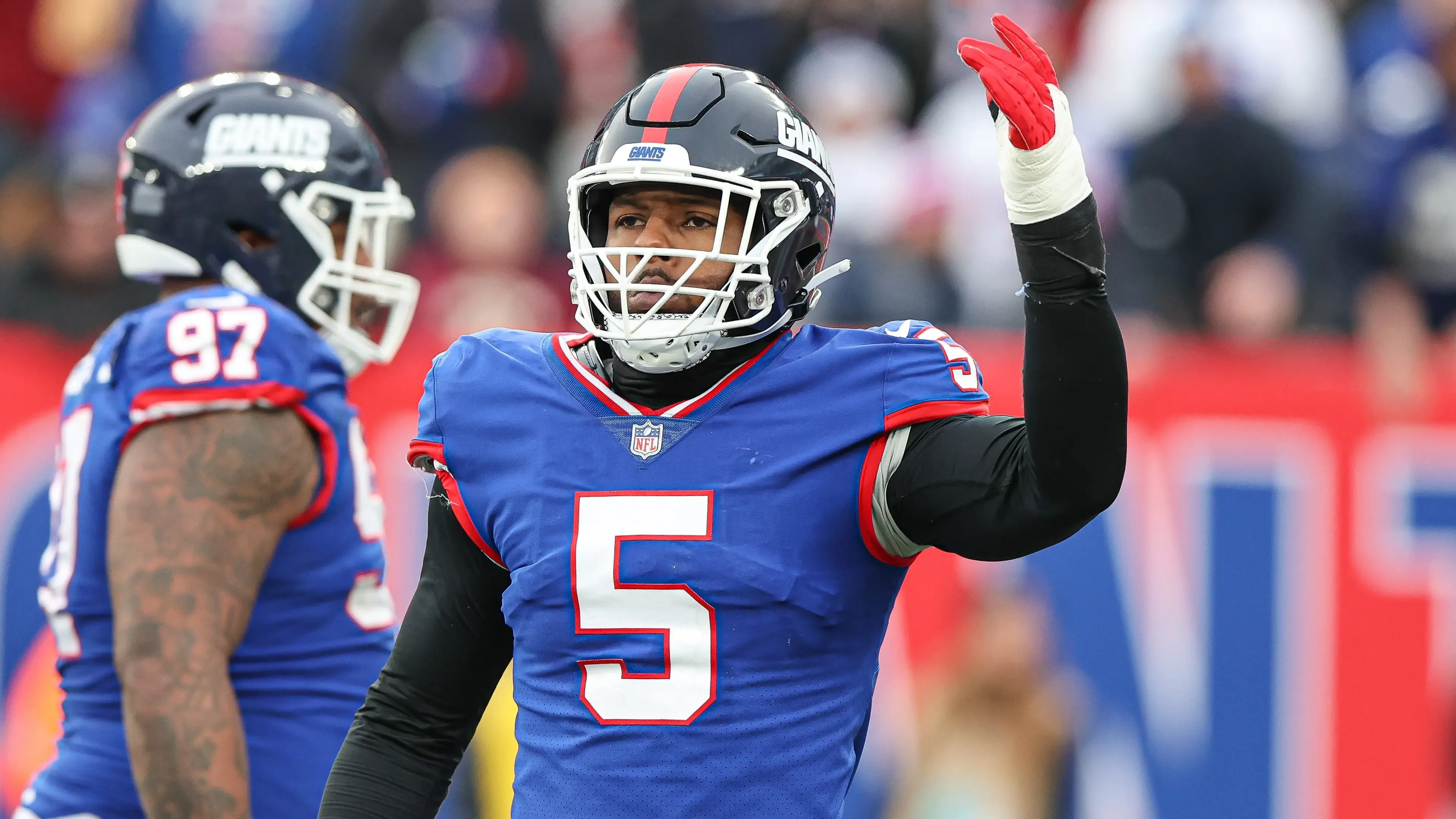 New York Giants defensive end Kayvon Thibodeaux (5) gestures to fans during the second half against the Washington Commanders at MetLife Stadium / Vincent Carchietta - USA TODAY Sports