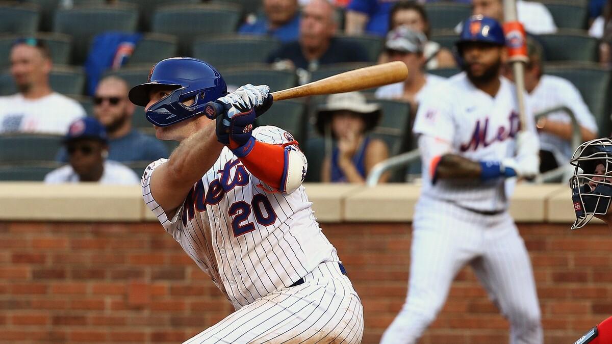 New York Mets first baseman Pete Alonso (20) hits an RBI double against the Washington Nationals during the seventh inning at Citi Field / Andy Marlin-USA TODAY Sports