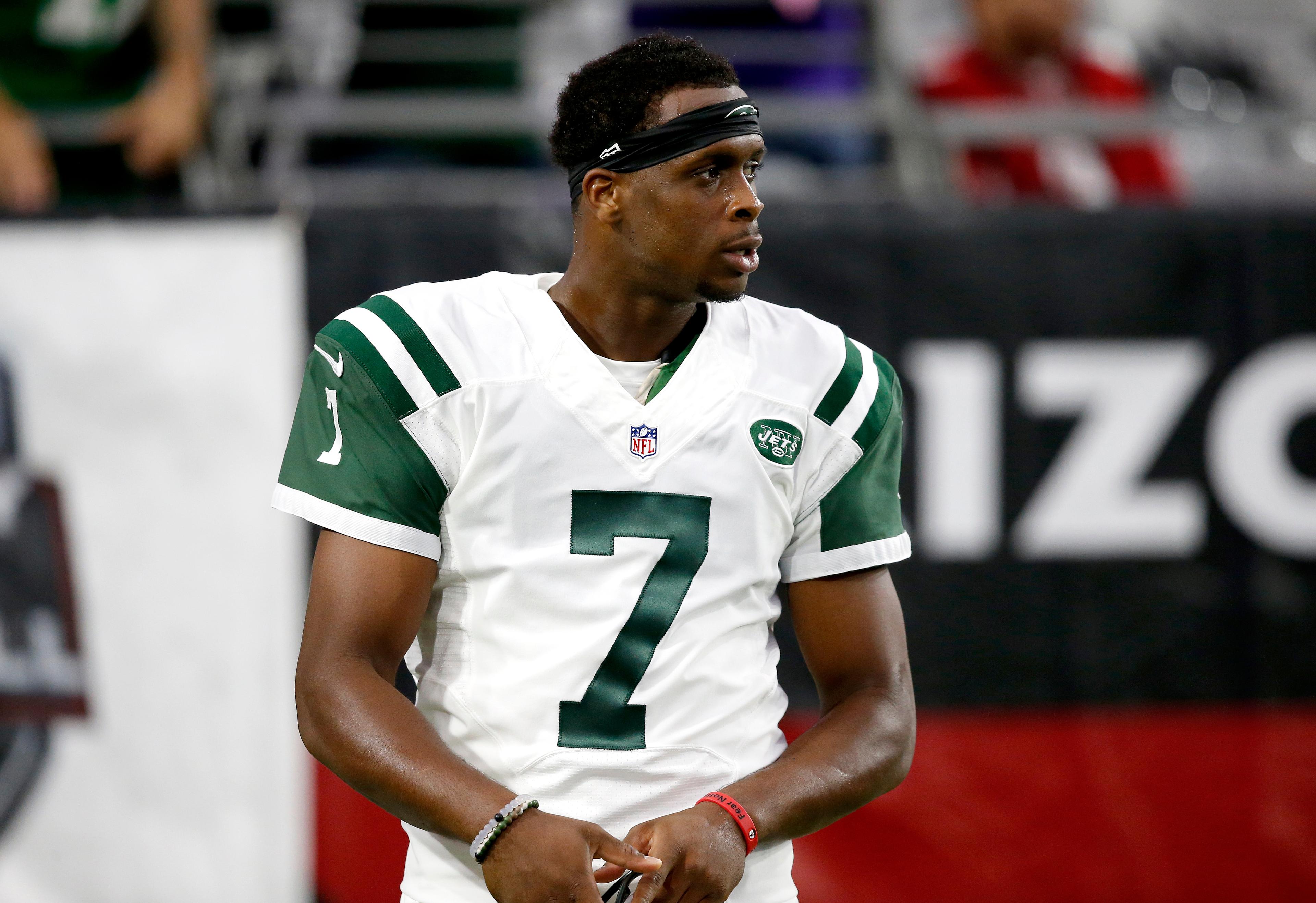 New York Jets quarterback Geno Smith (7) watches prior to an NFL football game against the Arizona Cardinals, Monday, Oct. 17, 2016, in Glendale, Ariz. (AP Photo/Ross D. Franklin) 