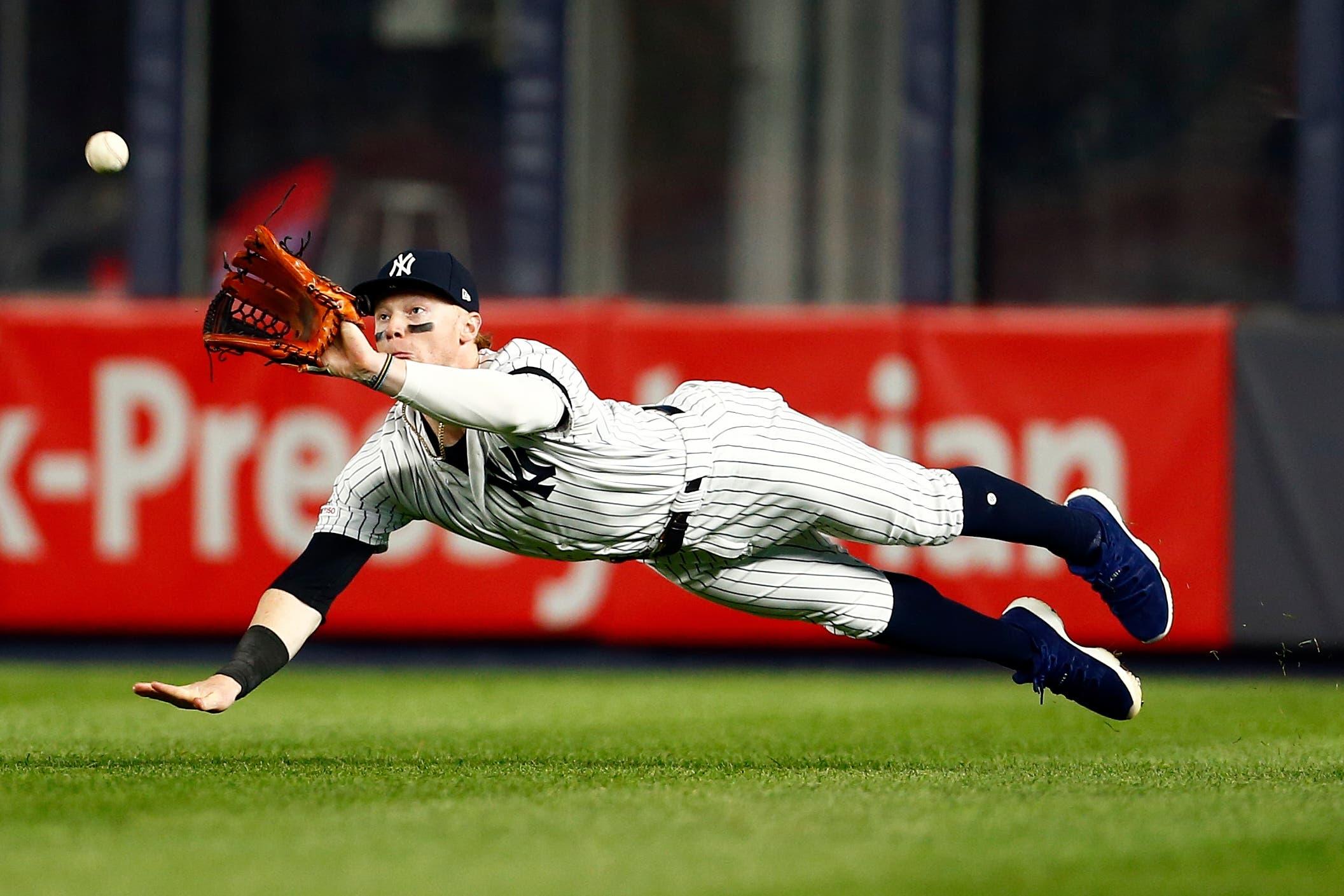 New York Yankees left fielder Clint Frazier attempts a diving catch on a hit by Seattle Mariners catcher Omar Narvaez during the eighth inning at Yankee Stadium. / Adam Hunger/USA TODAY Sports