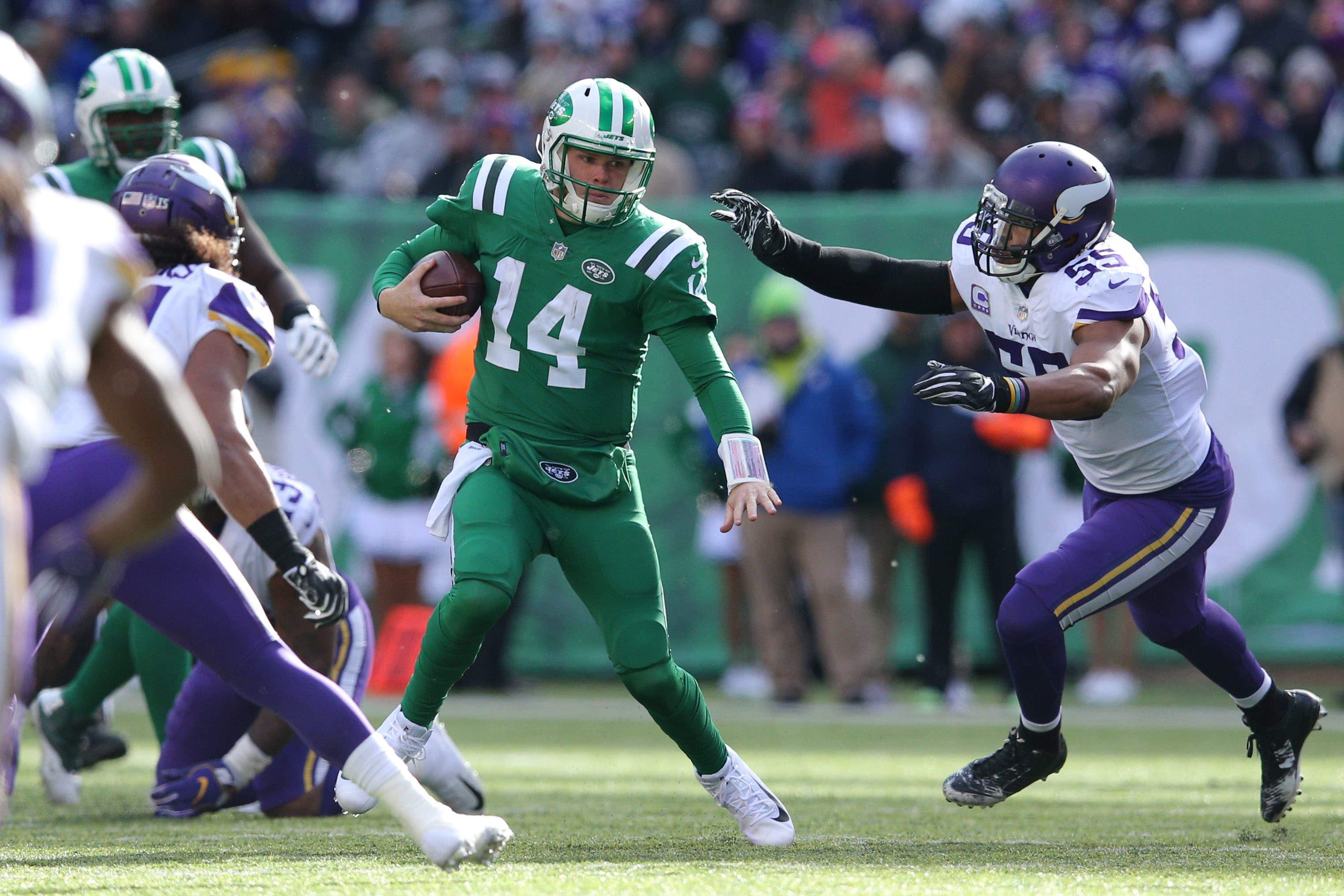 New York Jets quarterback Sam Darnold runs the ball against Minnesota Vikings linebacker Anthony Barr during the third quarter at MetLife Stadium. / Brad Penner/USA TODAY Sports