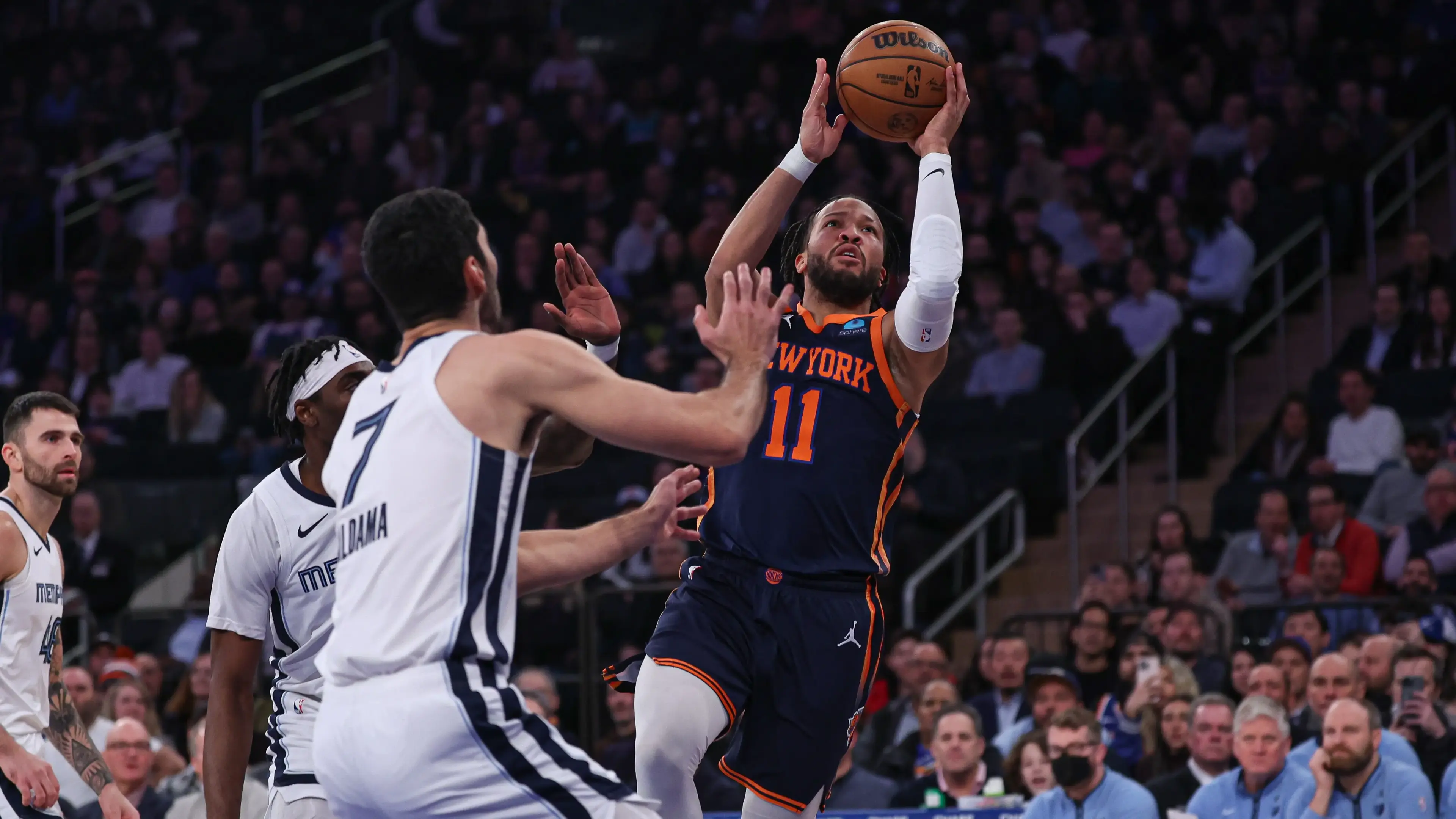 New York Knicks guard Jalen Brunson (11) drives for a shot against Memphis Grizzlies forward Santi Aldama (7) during the first quarter at Madison Square Garden / Vincent Carchietta - USA TODAY Sports