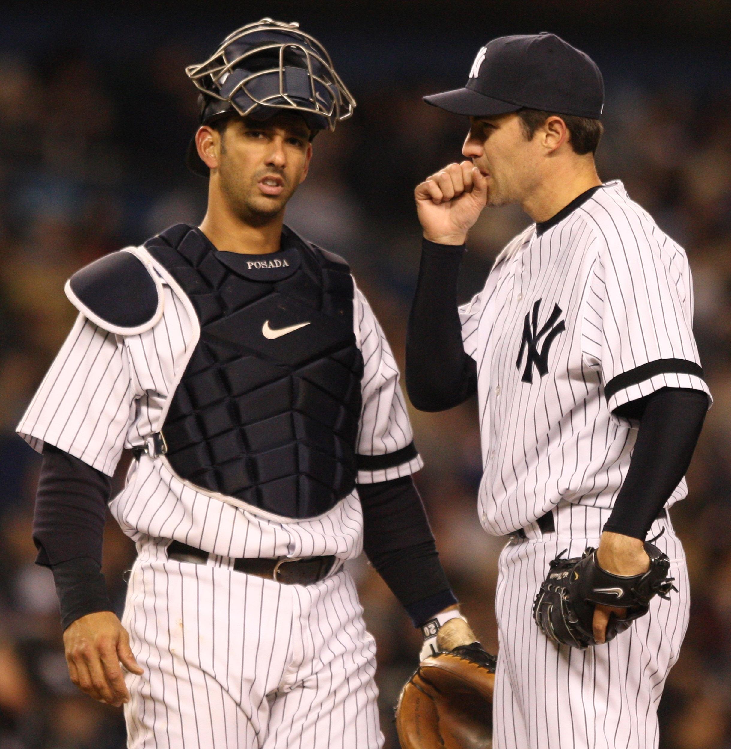 Mike Mussina talks with Jorge Posada.