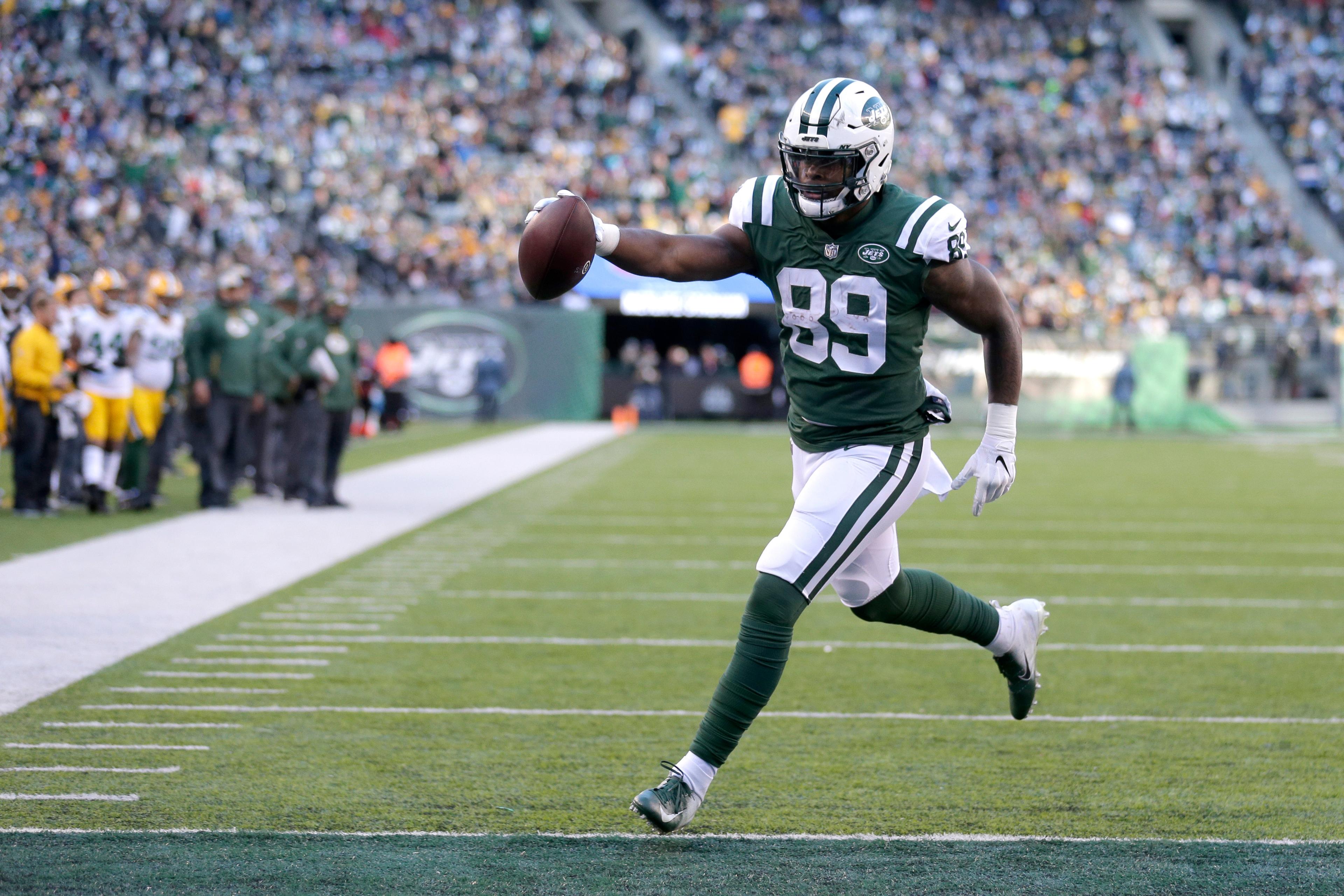 New York Jets tight end Chris Herndon scores on a touchdown pass form quarterback Sam Darnold, not visible, during the second half of an NFL football game against the Green Bay Packers, Sunday, Dec. 23, 2018, in East Rutherford, N.J. (AP Photo/Seth Wenig)