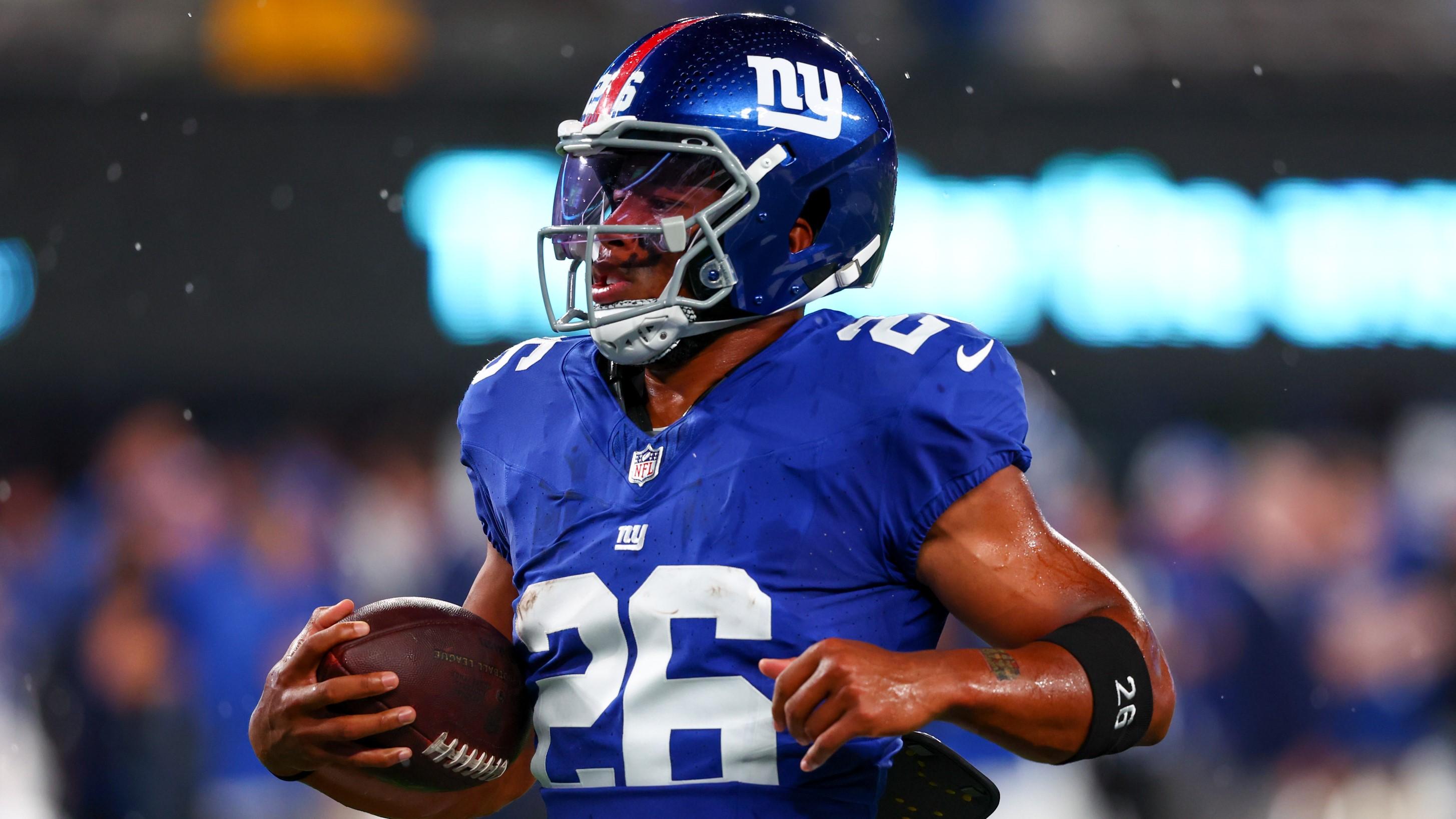 Sep 10, 2023; East Rutherford, New Jersey, USA; New York Giants running back Saquon Barkley (26) runs with the ball during warmups for their game against the Dallas Cowboys at MetLife Stadium. Mandatory Credit: Ed Mulholland-USA TODAY Sports / © Ed Mulholland-USA TODAY Sports