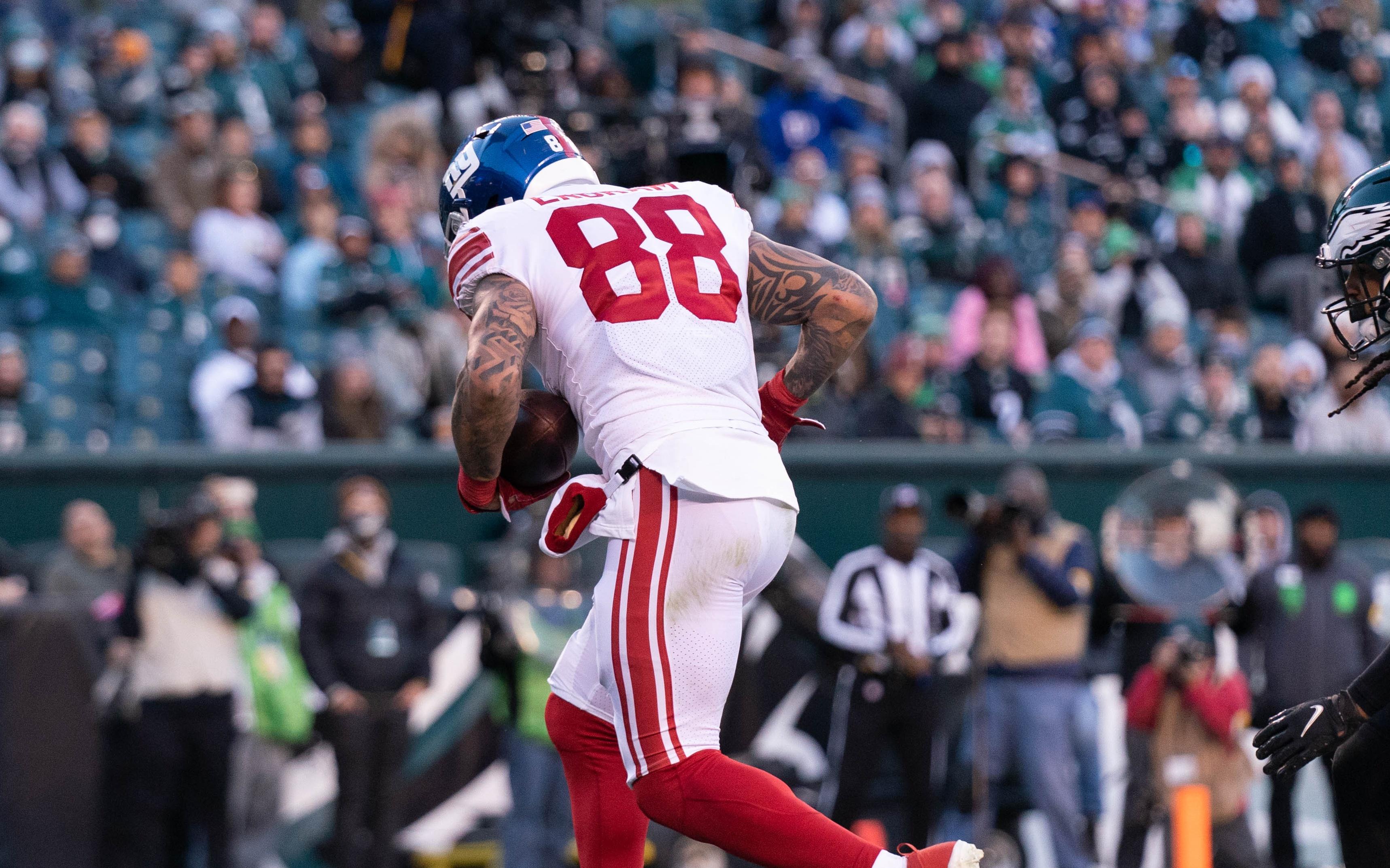 Dec 26, 2021; Philadelphia, Pennsylvania, USA; New York Giants tight end Evan Engram (88) scores a touchdown against the Philadelphia Eagles during the fourth quarter at Lincoln Financial Field. Mandatory Credit: Bill Streicher-USA TODAY Sports / © Bill Streicher-USA TODAY Sports