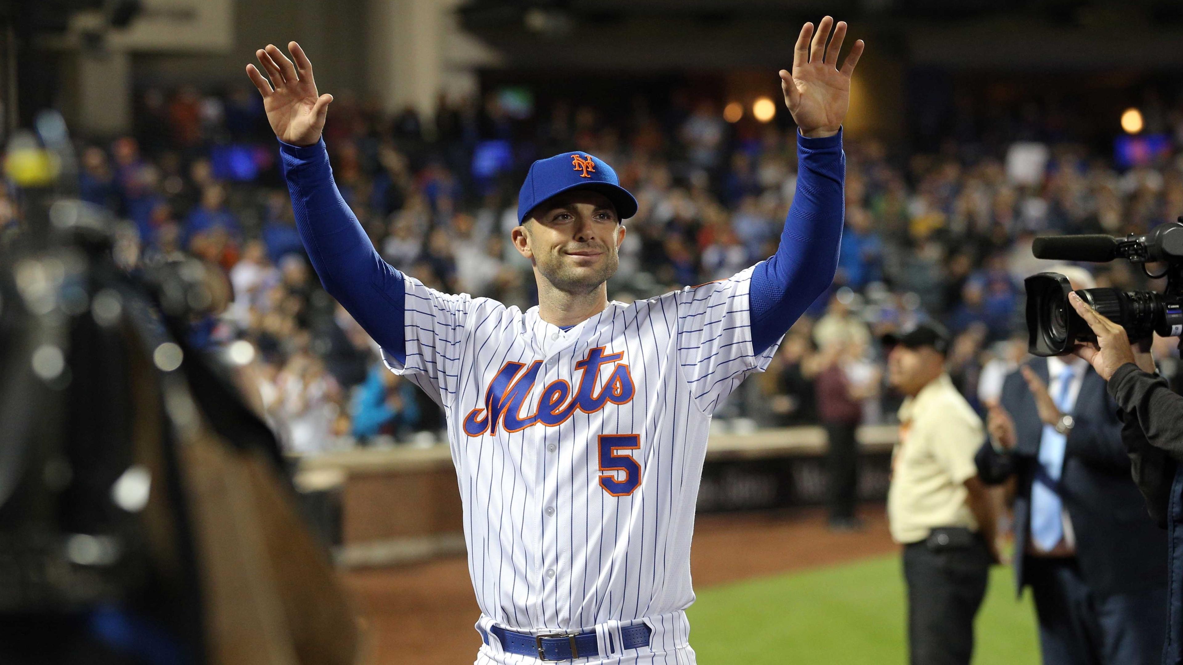 New York Mets third baseman David Wright (5) waves to the crowd after a game against the Miami Marlins at Citi Field. / Brad Penner - USA Today Sports