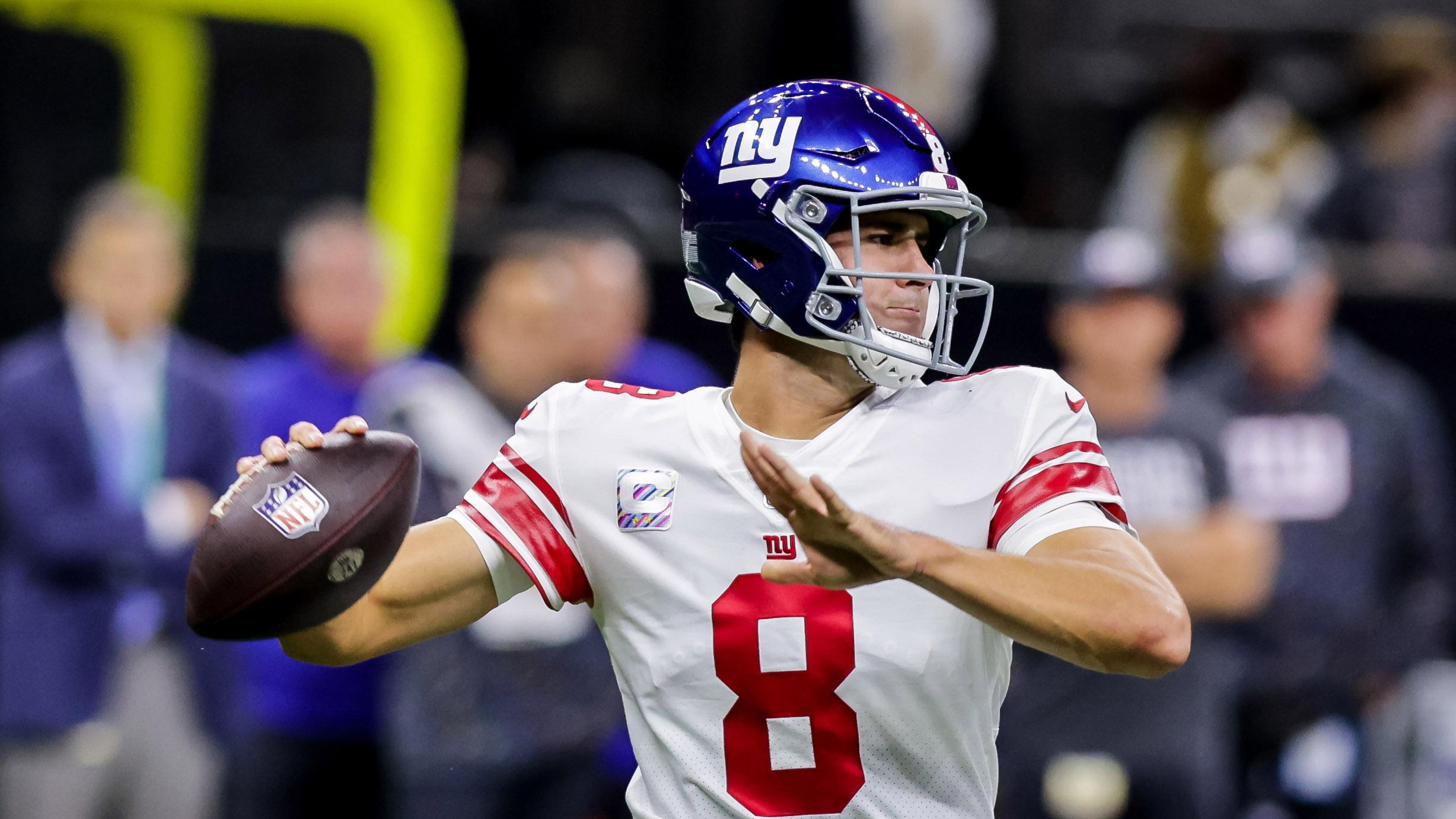 New York Giants quarterback Daniel Jones (8) passes against New Orleans Saints during the first half at Caesars Superdome. / Stephen Lew- USA Today Sports