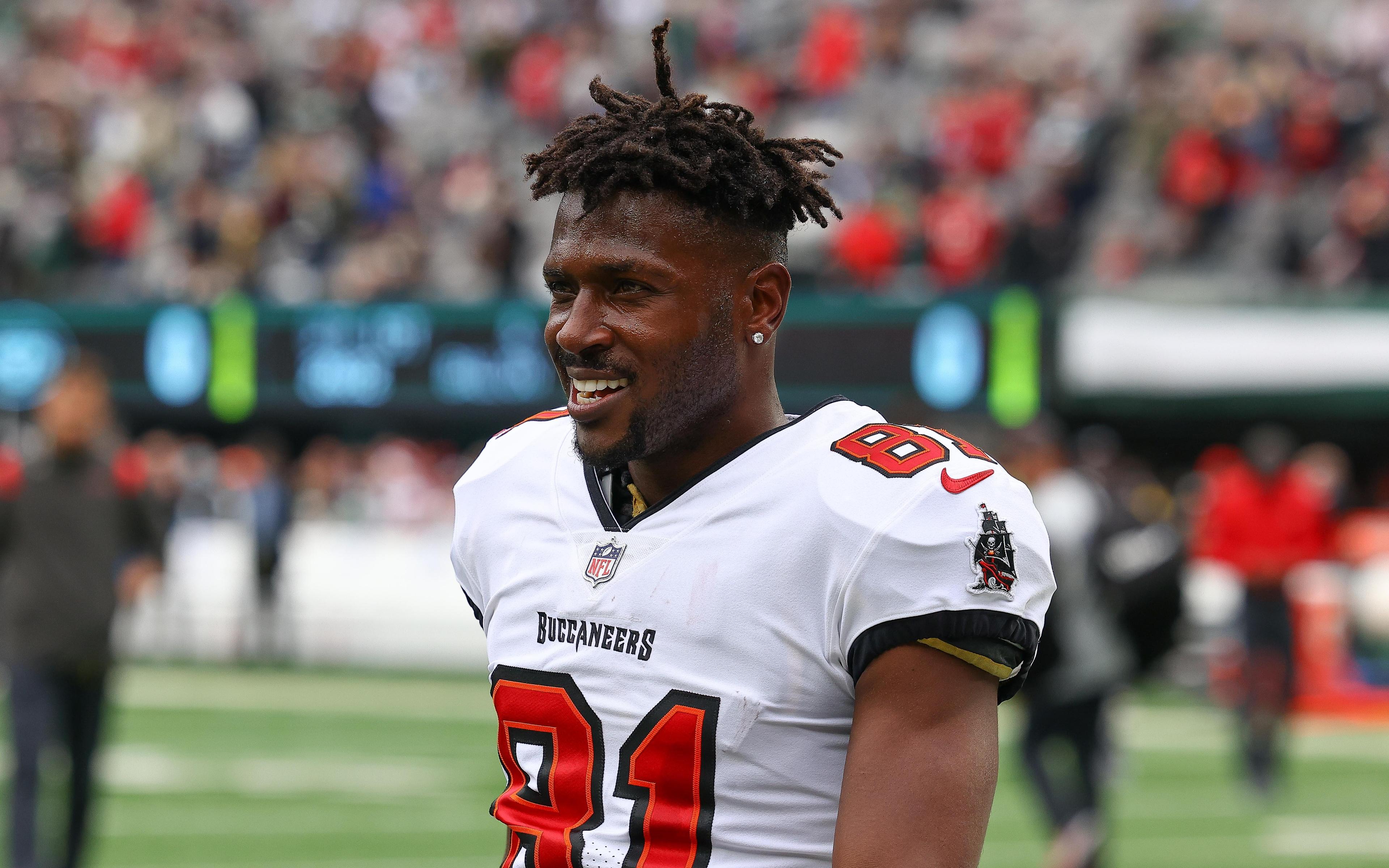Jan 2, 2022; East Rutherford, New Jersey, USA; Tampa Bay Buccaneers wide receiver Antonio Brown (81) on the field before the game against the New York Jets during the second half at MetLife Stadium. Mandatory Credit: Vincent Carchietta-USA TODAY Sports / © Vincent Carchietta-USA TODAY Sports