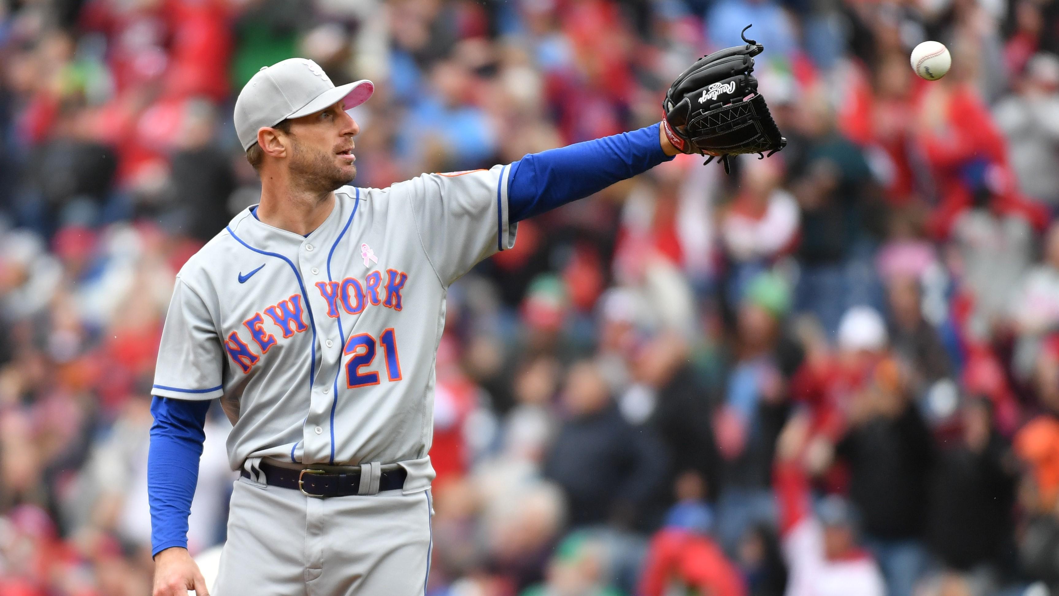 May 8, 2022; Philadelphia, Pennsylvania, USA; New York Mets starting pitcher Max Scherzer (21) gets a new baseball after allowing home run to Philadelphia Phillies right fielder Bryce Harper (3) (not pictured) during the first inning at Citizens Bank Park. / Eric Hartline-USA TODAY Sports