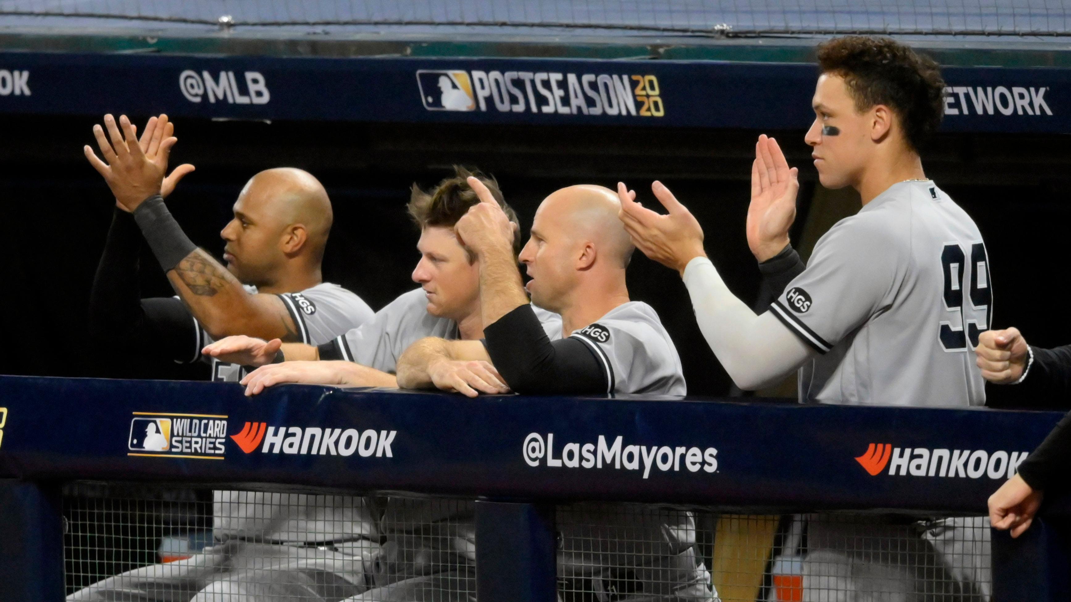 Yankees cheer from dugout during Game 1 victory / USA TODAY