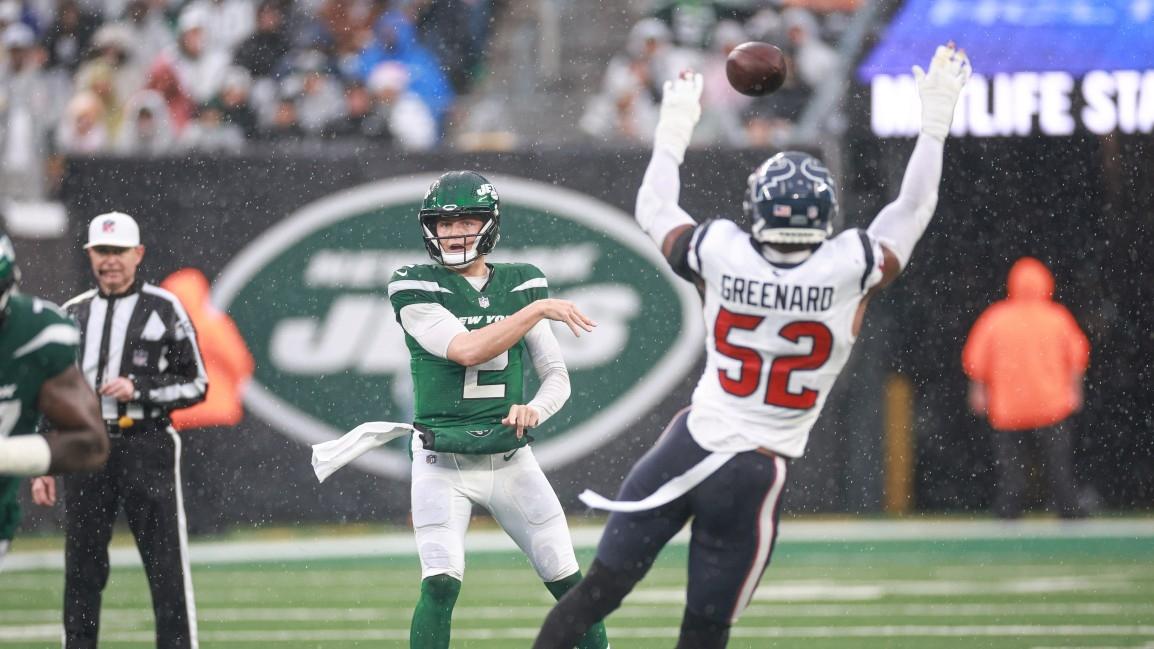New York Jets quarterback Zach Wilson (2) throws the ball as Houston Texans defensive end Jonathan Greenard (52) defends during the first half at MetLife Stadium. / Vincent Carchietta-USA TODAY Sports