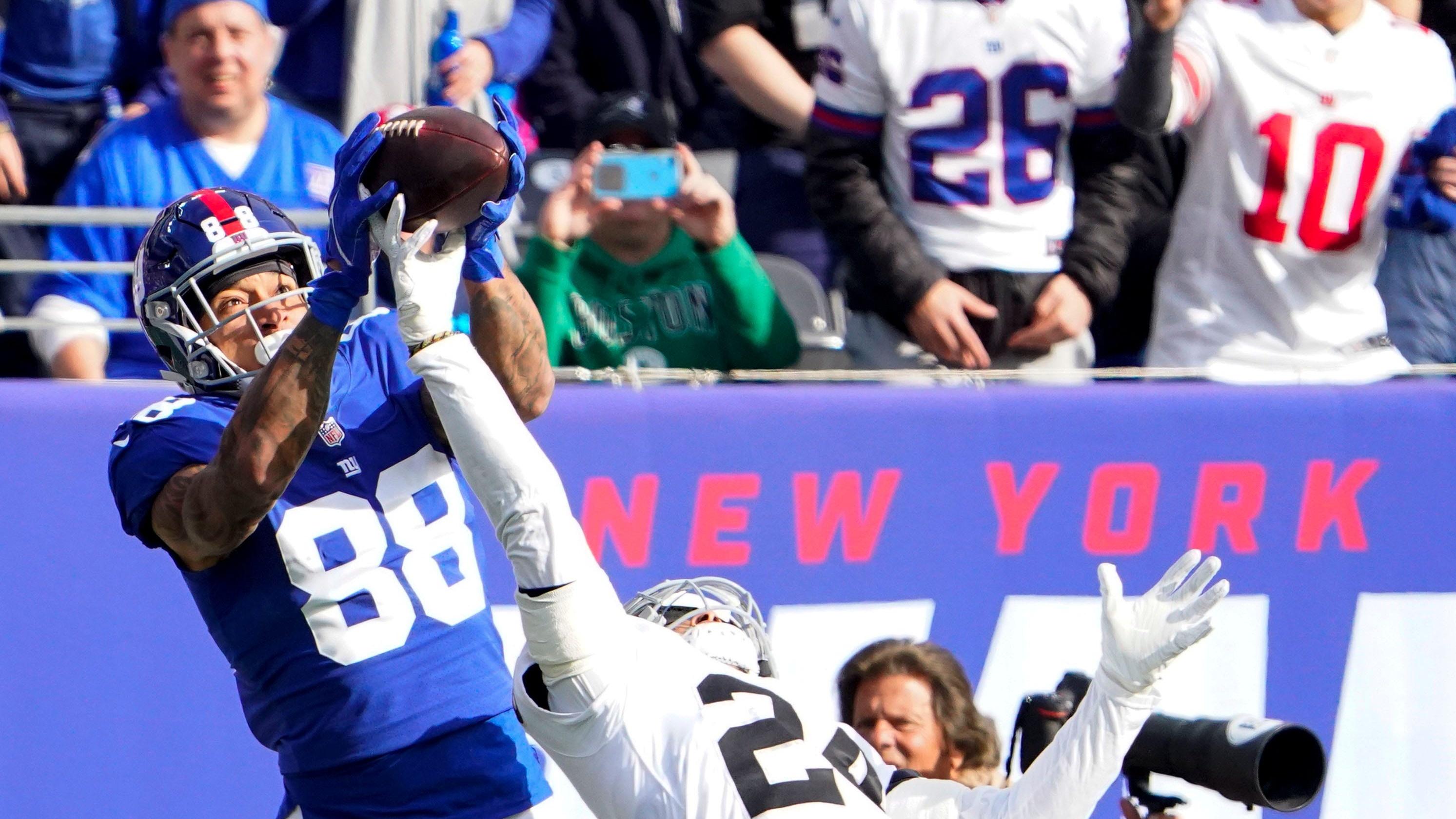 New York Giants tight end Evan Engram (88) makes a touchdown catch over Las Vegas Raiders defensive back Johnathan Abram (24) in the first half at MetLife Stadium on Sunday, Nov. 7, 2021, in East Rutherford. Nyg Vs Lvr / © Danielle Parhizkaran/NorthJersey.com / USA TODAY NETWORK