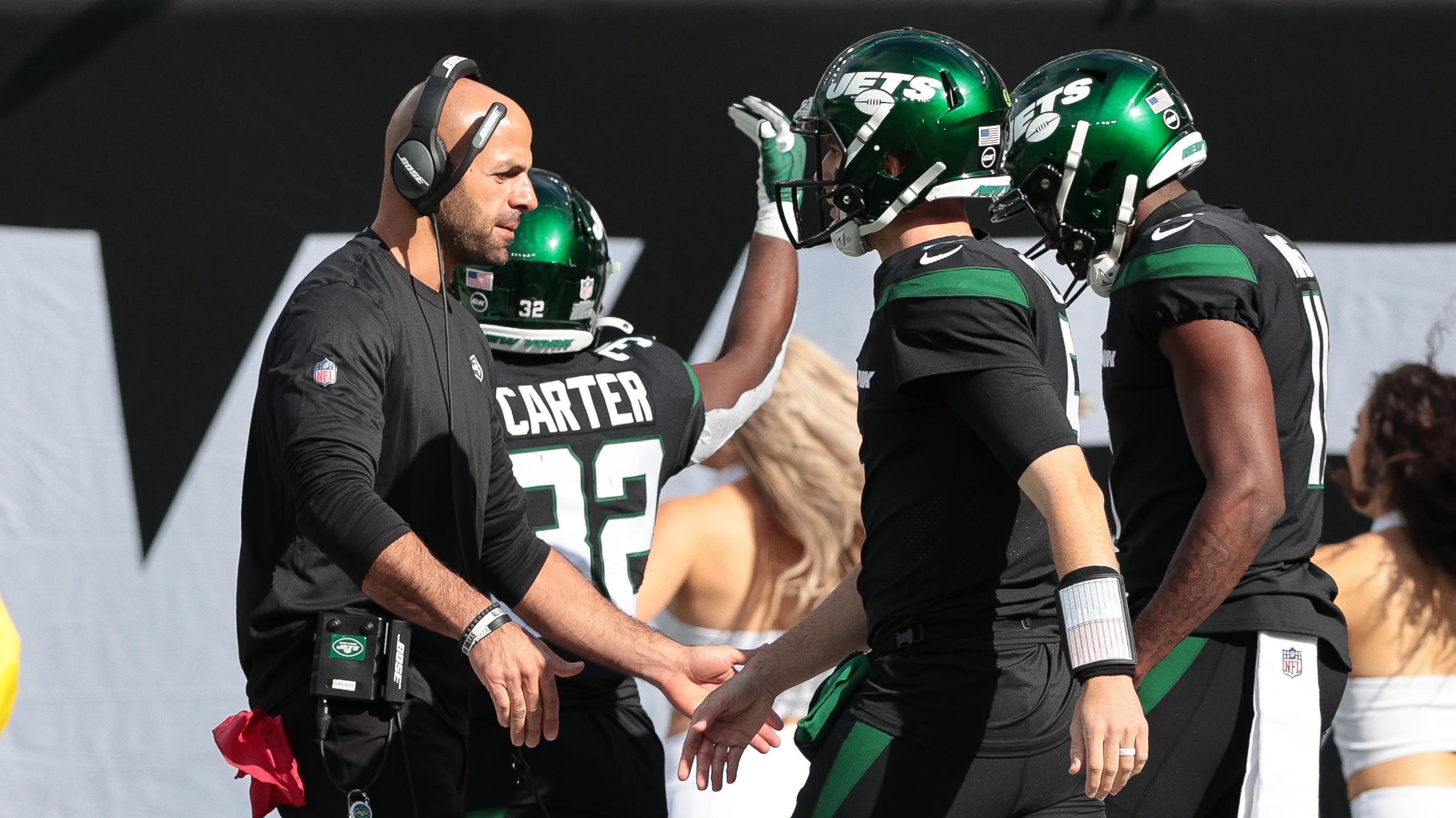 Oct 31, 2021; East Rutherford, New Jersey, USA; New York Jets head coach Robert Saleh shakes hands with quarterback Mike White (5) after a touchdown during the first half against the Cincinnati Bengals at MetLife Stadium. Mandatory Credit: Vincent Carchietta-USA TODAY Sports / © Vincent Carchietta-USA TODAY Sports