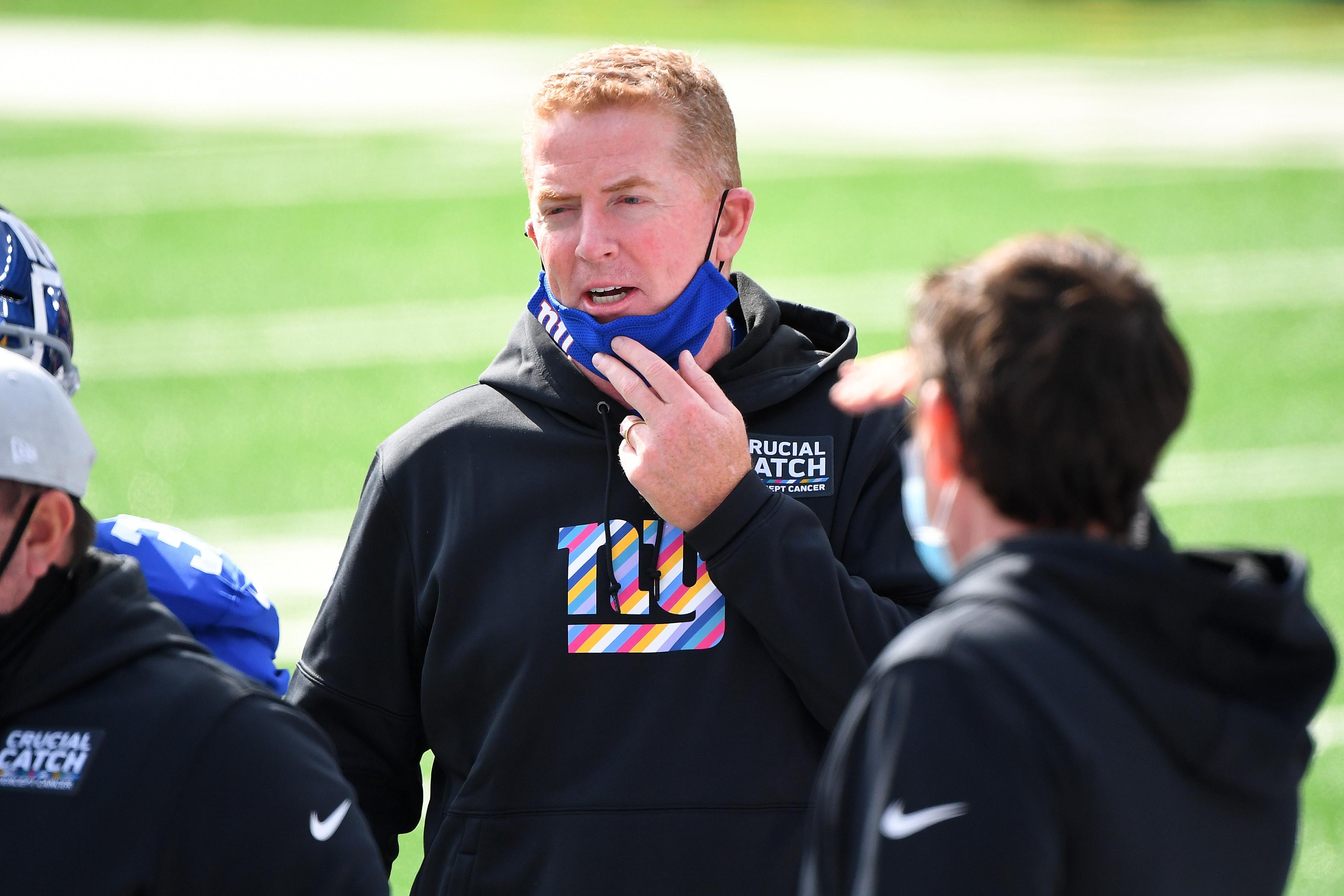 Oct 18, 2020; East Rutherford, New Jersey, USA; The New York Giants offensive coordinator Jason Garrett talks with his players prior to their game against the Washington Football Team at MetLife Stadium. / © Robert Deutsch-USA TODAY Sports