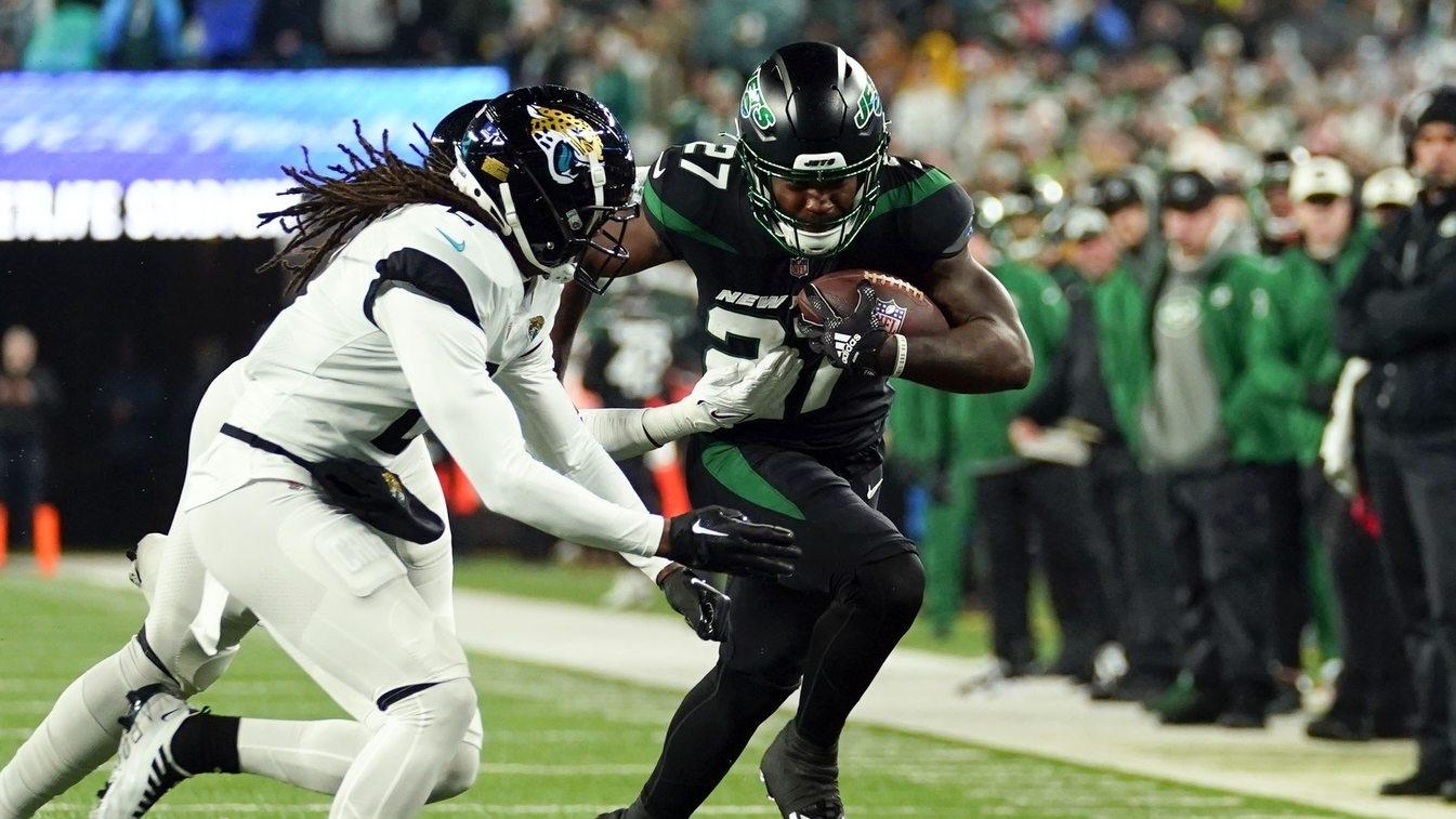 New York Jets running back Zonovan Knight (27) rushes against the Jacksonville Jaguars in the first half. / Danielle Parhizkaran-USA TODAY Sports