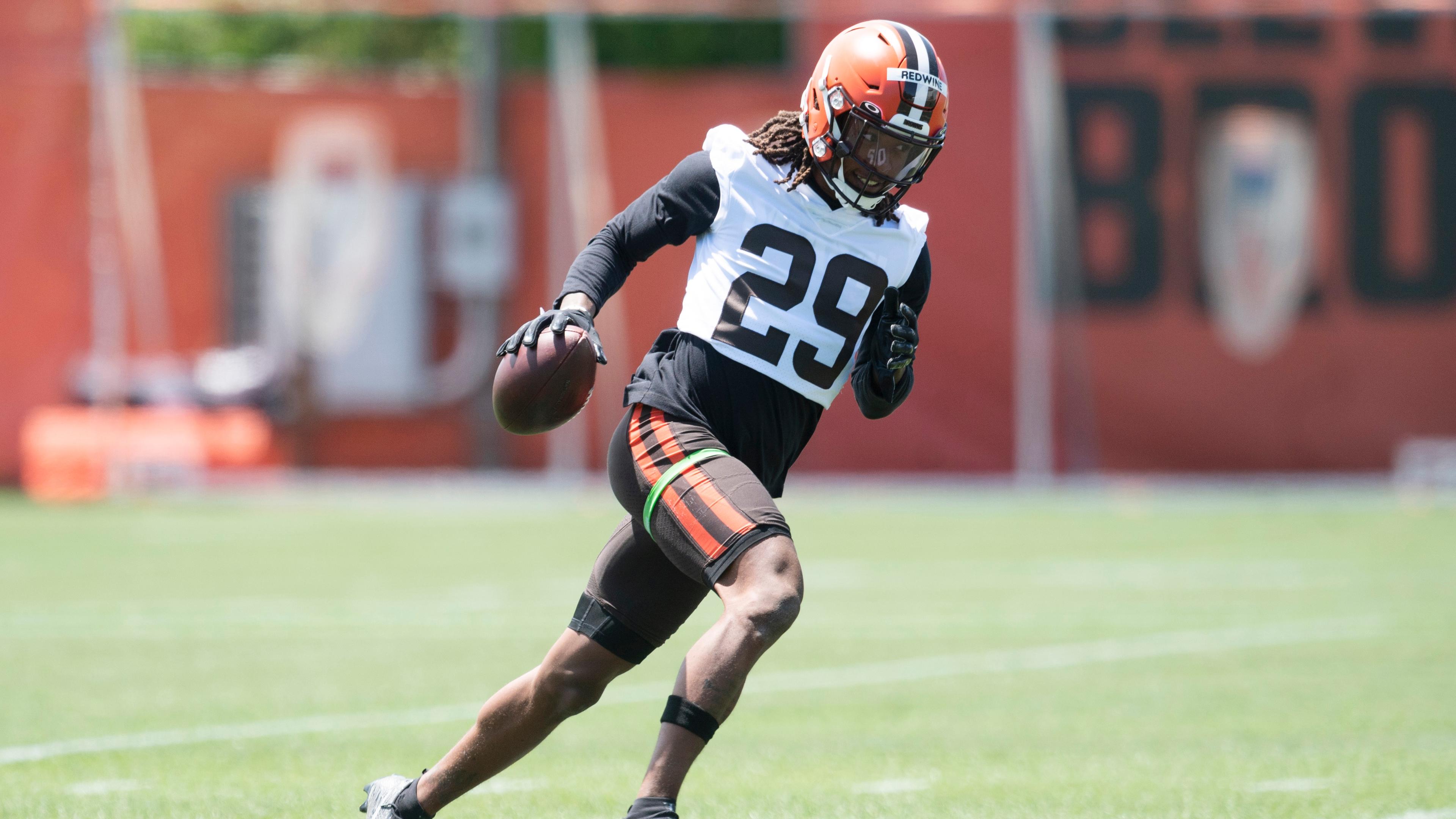 Cleveland Browns defensive back Sheldrick Redwine (29) runs with the ball during minicamp at the Cleveland Browns training facility. / Ken Blaze/USA TODAY