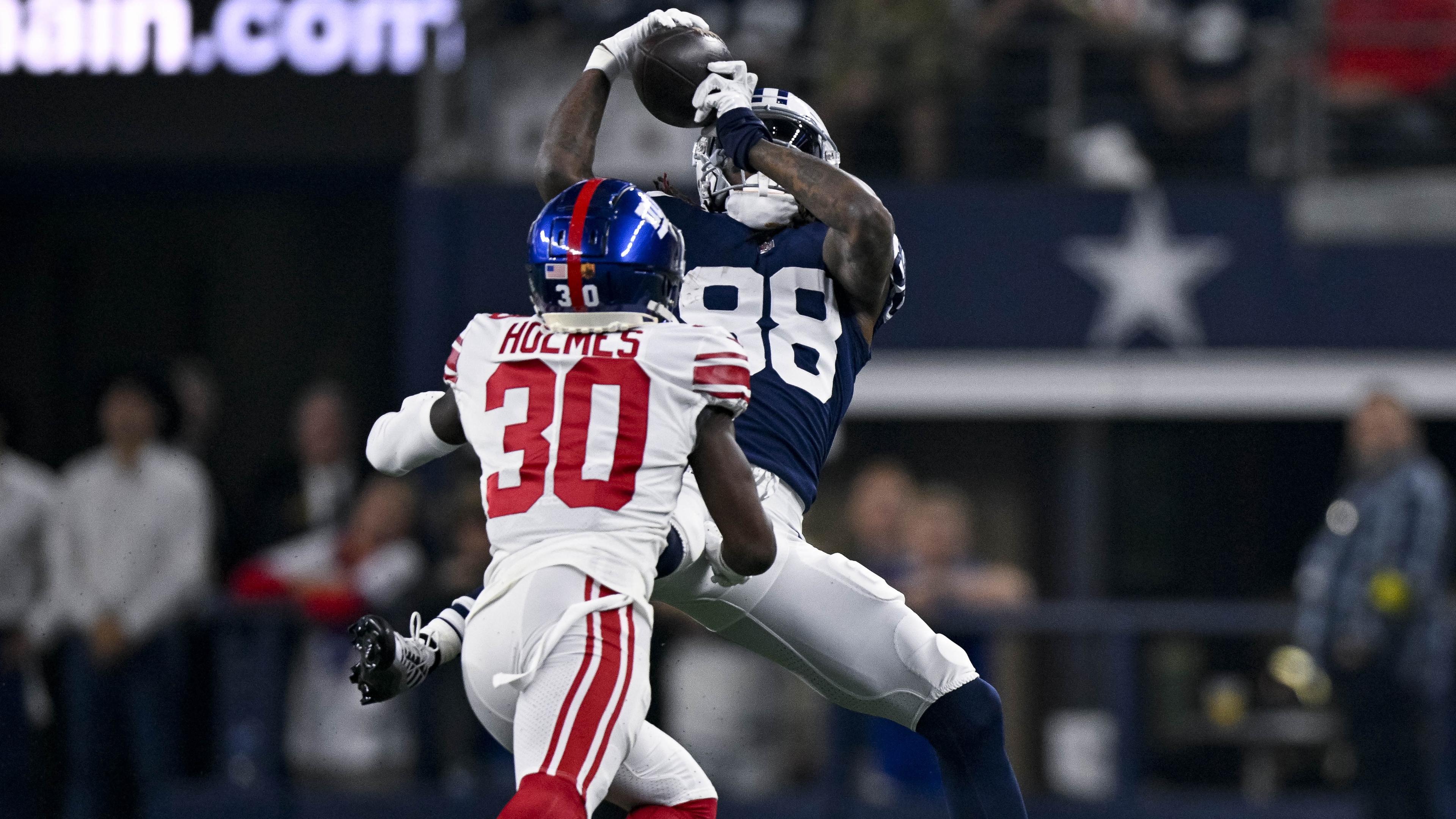 Dallas Cowboys wide receiver CeeDee Lamb (88) catches a pass over New York Giants cornerback Darnay Holmes (30) during the first quarter at AT&T Stadium / Jerome Miron - USA TODAY Sports