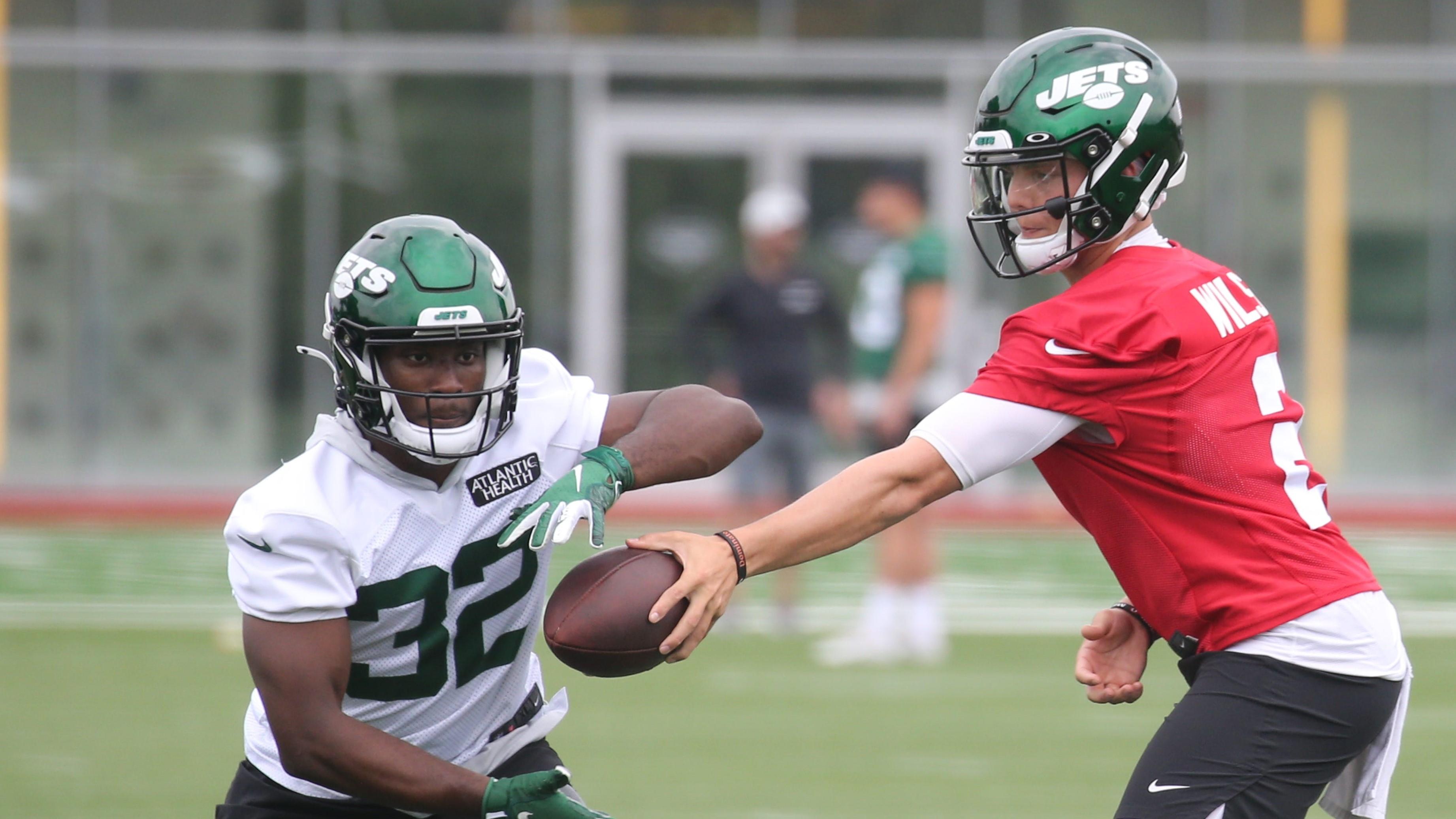 Quarterback, Zach Wilson hands the ball off to Michael Carter while participating in practice as the New York Jets held OTA's this morning at their practice facility in Florham Park, NJ on June 4, 2021. The New York Jets Held Ota S This Morning At Their Practice Facility In Florham Park Nj On June 4 2021 / Chris Pedota, NorthJersey.com via Imagn Content Services, LLC