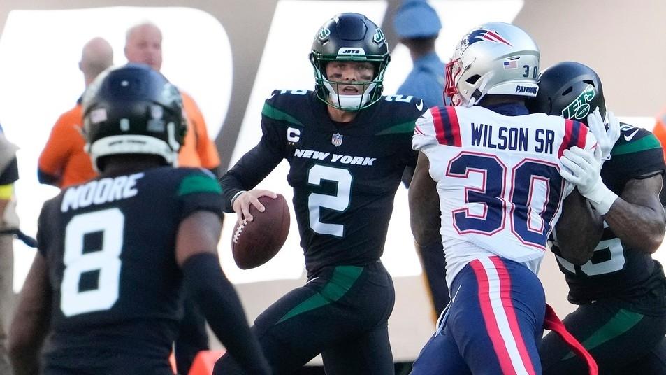 New York Jets quarterback Zach Wilson (2) scrambling in the second half against the New England Patriots / Robert Deutsch-USA TODAY Sports