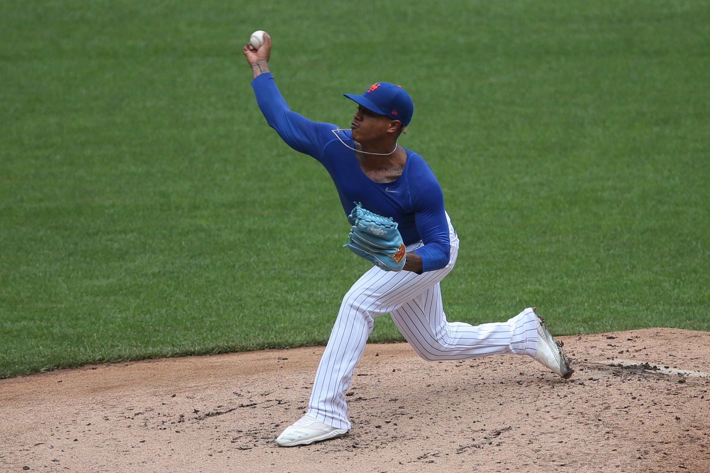 Marcus Stroman tosses pitch to home plate at Citi Field / USA TODAY Sports