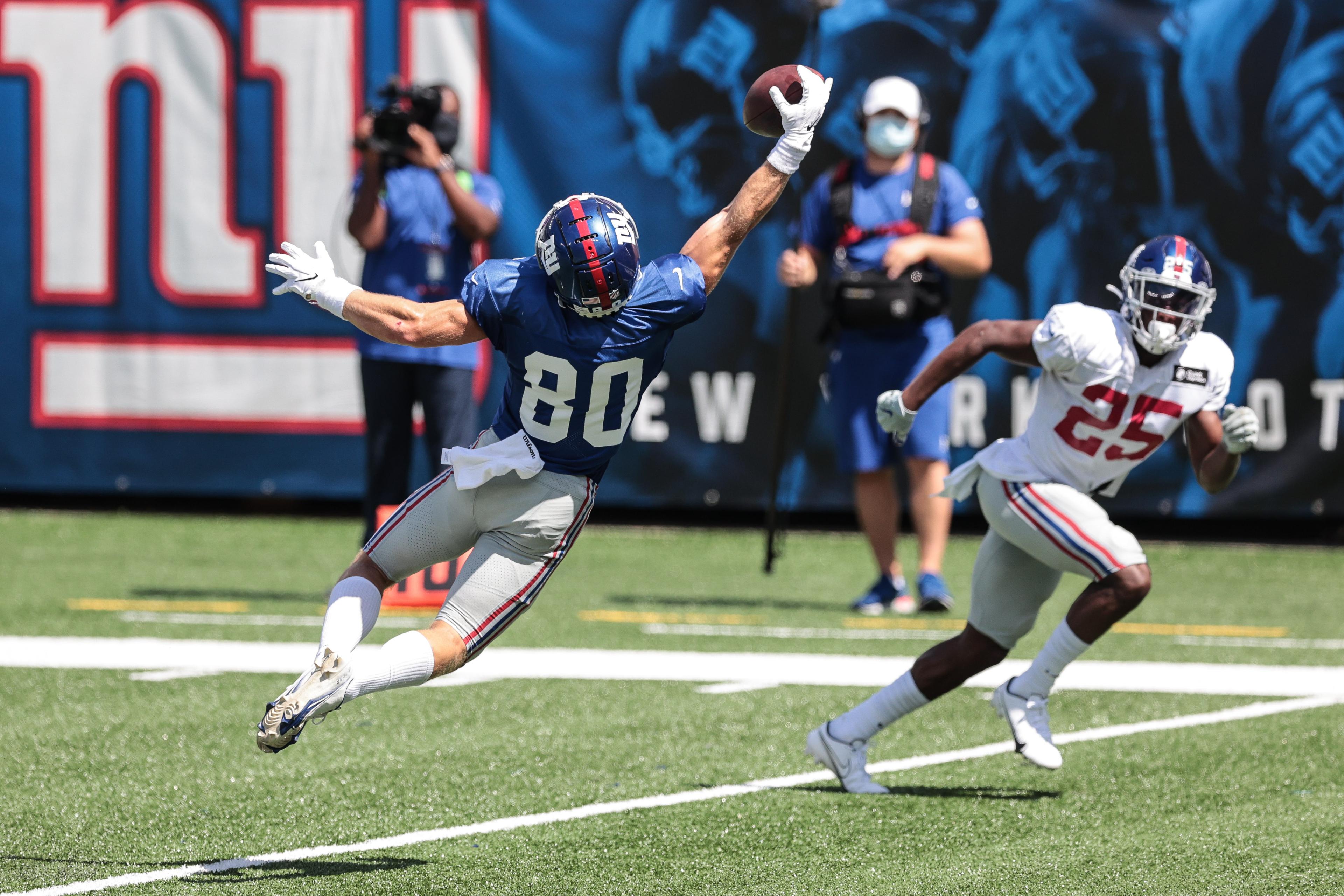 Alex Bachman makes one-handed grab during scrimmage / USA TODAY