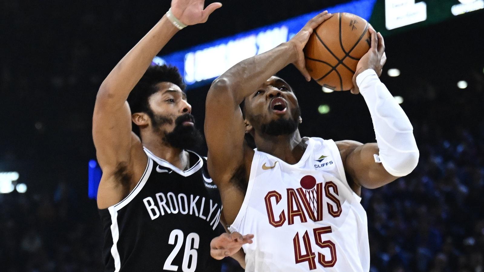 Cleveland Cavaliers guard Donovan Mitchell (45) drives to the basket against Brooklyn Nets guard Spencer Dinwiddie (26) in the NBA Paris Game at AccorHotels Arena. / Alexis Reau-USA TODAY Sports