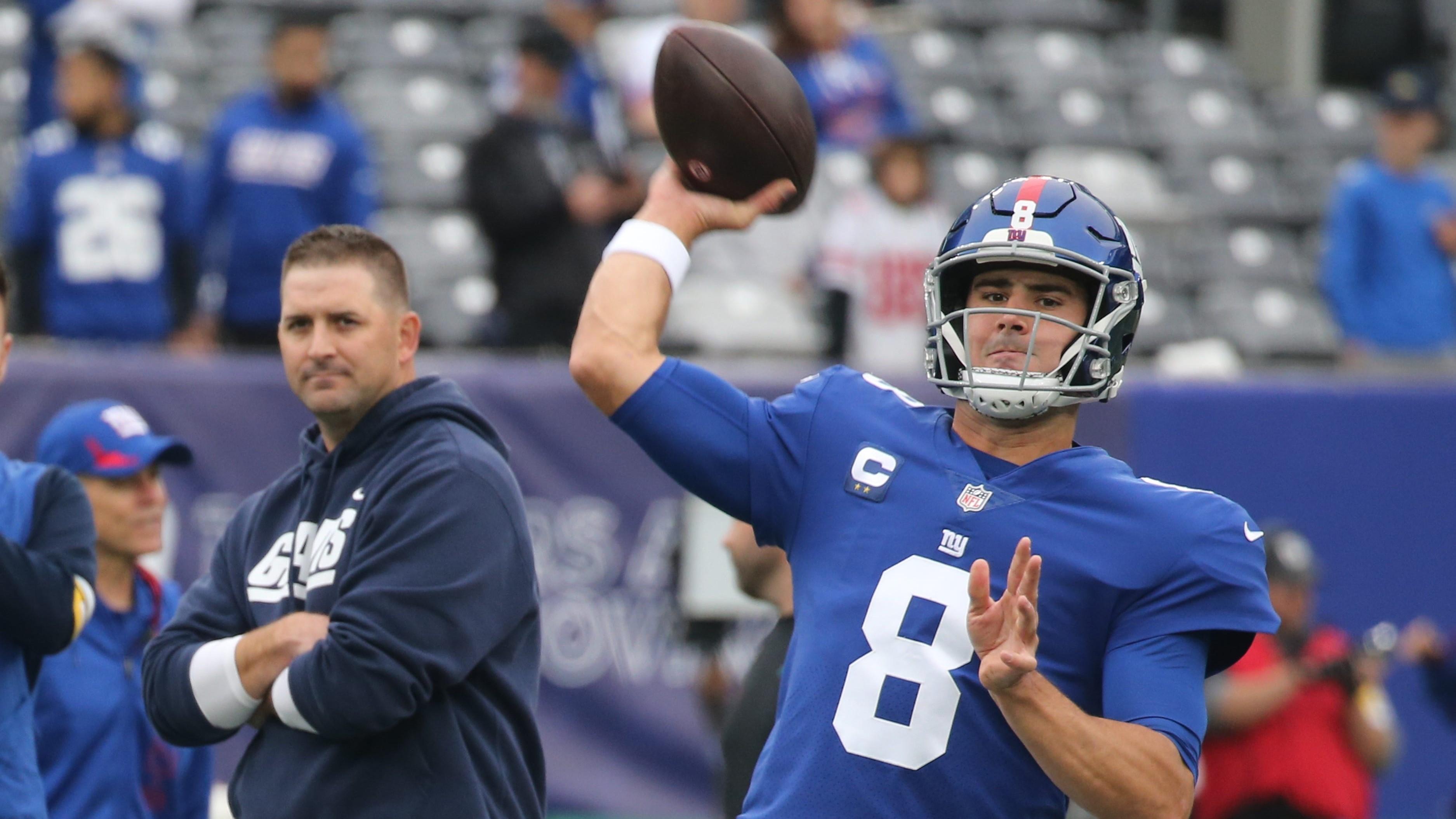 Giants head coach Joe Judge watches as Giants quarterback Daniel Jones warms up before the game as the Carolina Panthers faced the New York Giants at MetLife Stadium / Chris Pedota, NorthJersey.com-Imagn Content Services, LLC